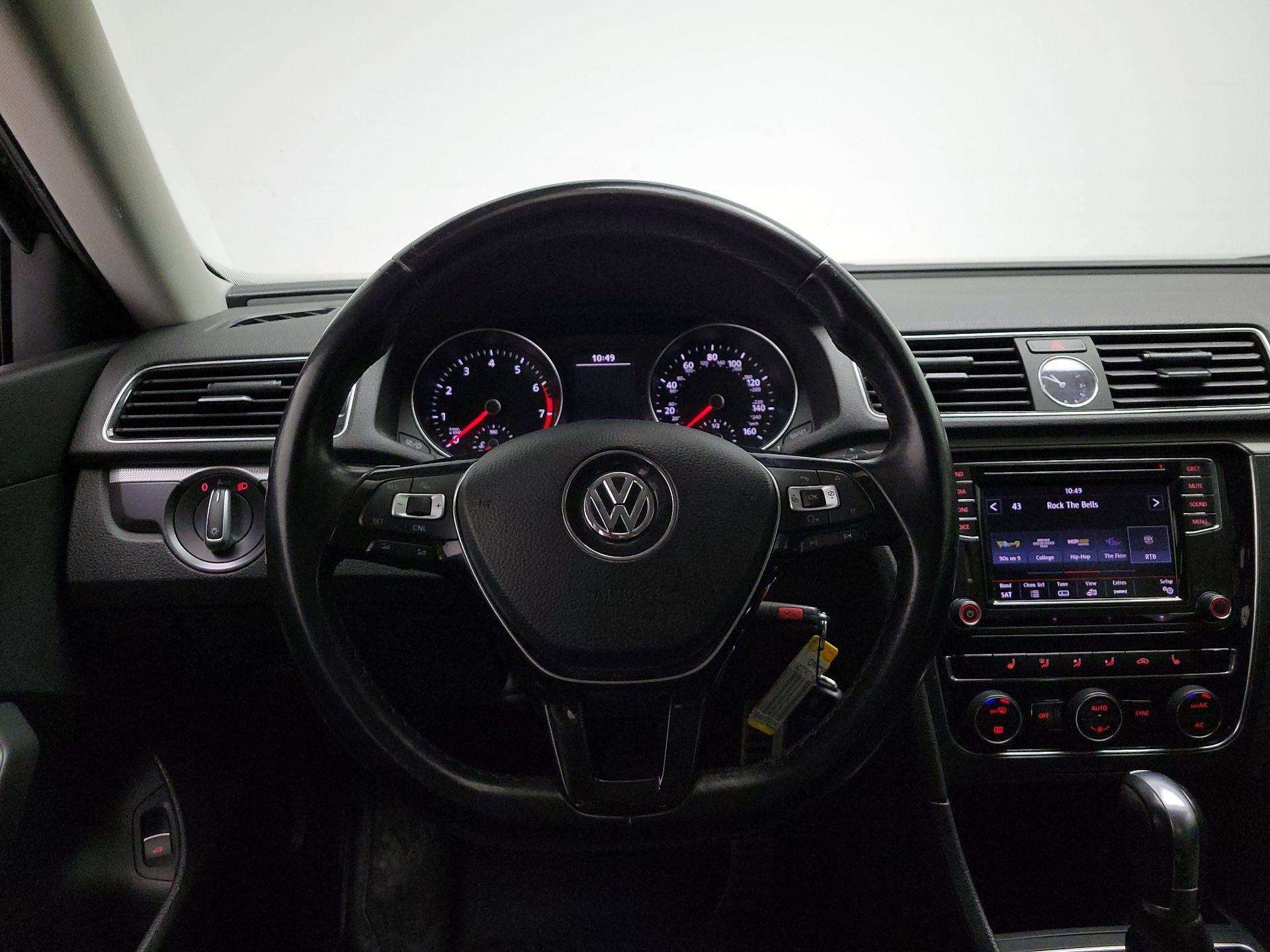 Thumbnail: 2017 Volkswagen Passat - 10