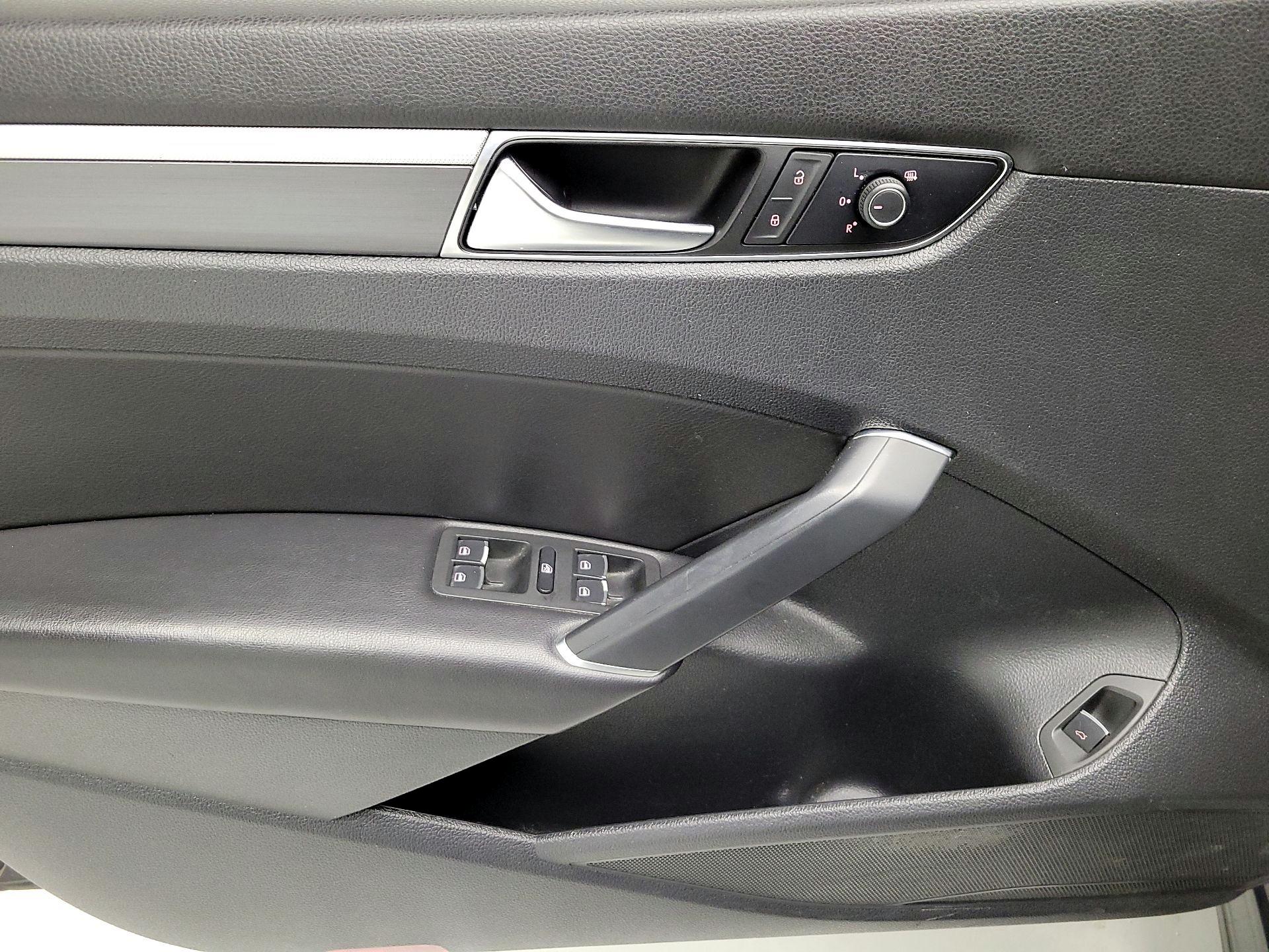 Thumbnail: 2017 Volkswagen Passat - 12