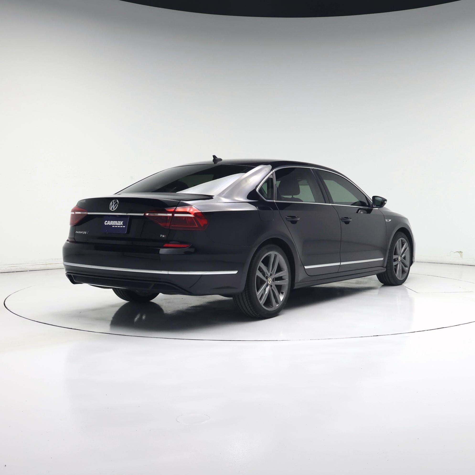 Thumbnail: 2017 Volkswagen Passat - 8