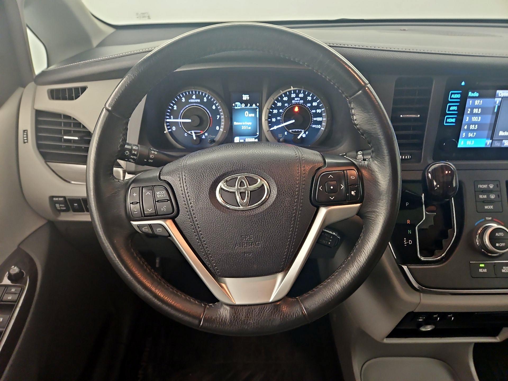 Thumbnail: 2017 Toyota Sienna - 10