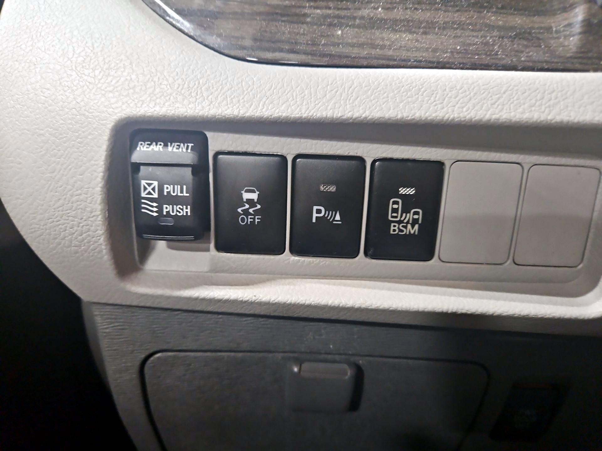 Thumbnail: 2017 Toyota Sienna - 13