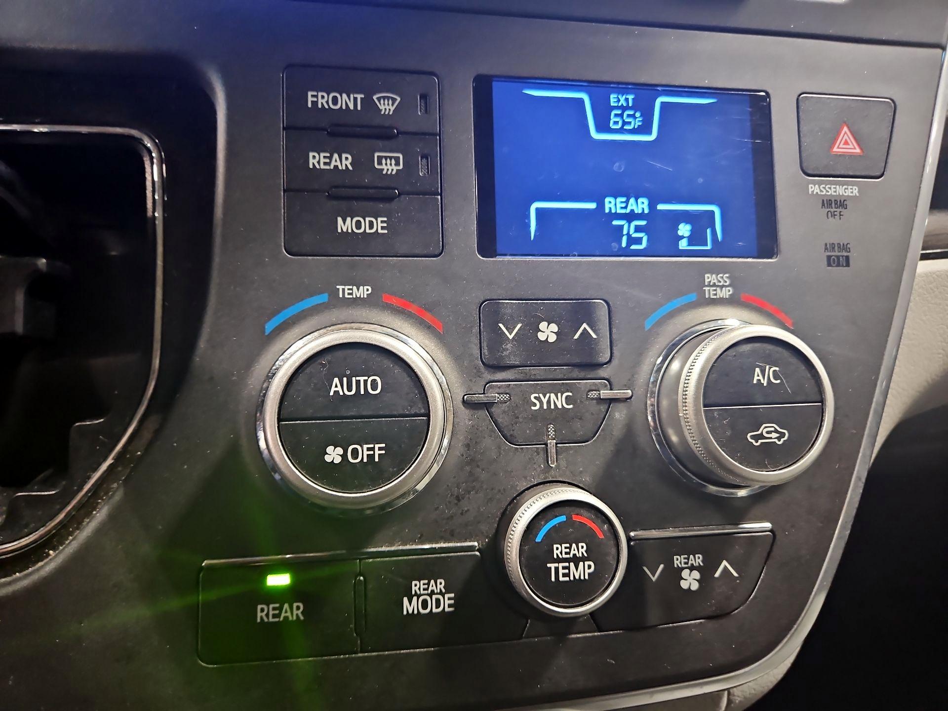 Thumbnail: 2017 Toyota Sienna - 16