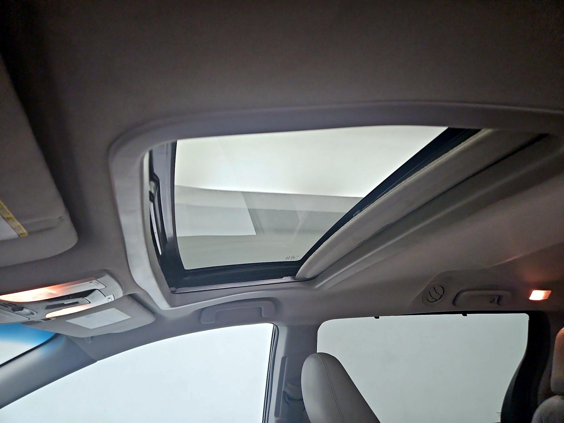 Thumbnail: 2017 Toyota Sienna - 19