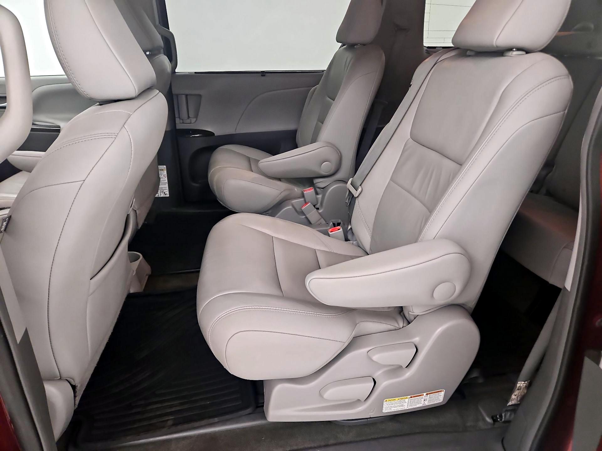 Thumbnail: 2017 Toyota Sienna - 20