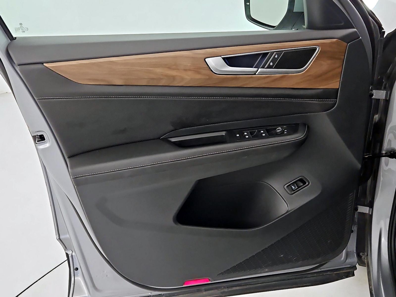 2025 Volkswagen Atlas SE w/Tech - Photo 13