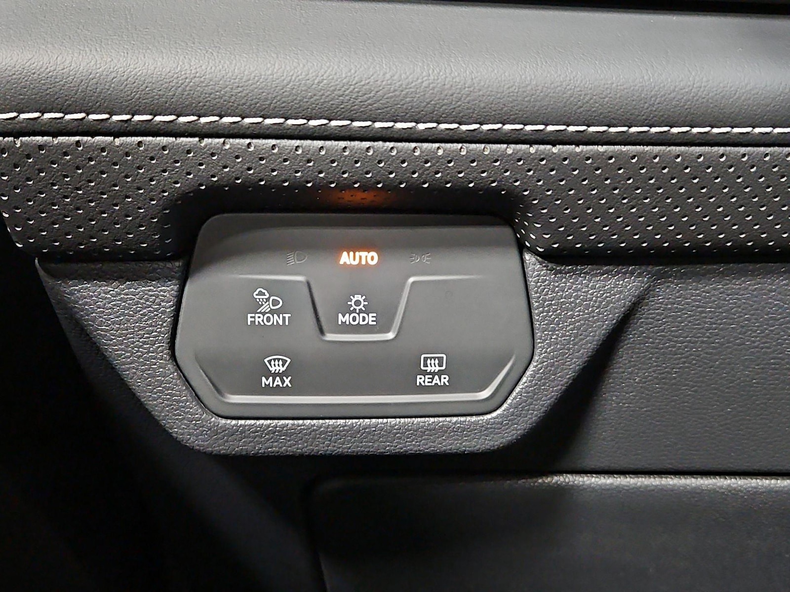 2025 Volkswagen Atlas SE w/Tech - Photo 14