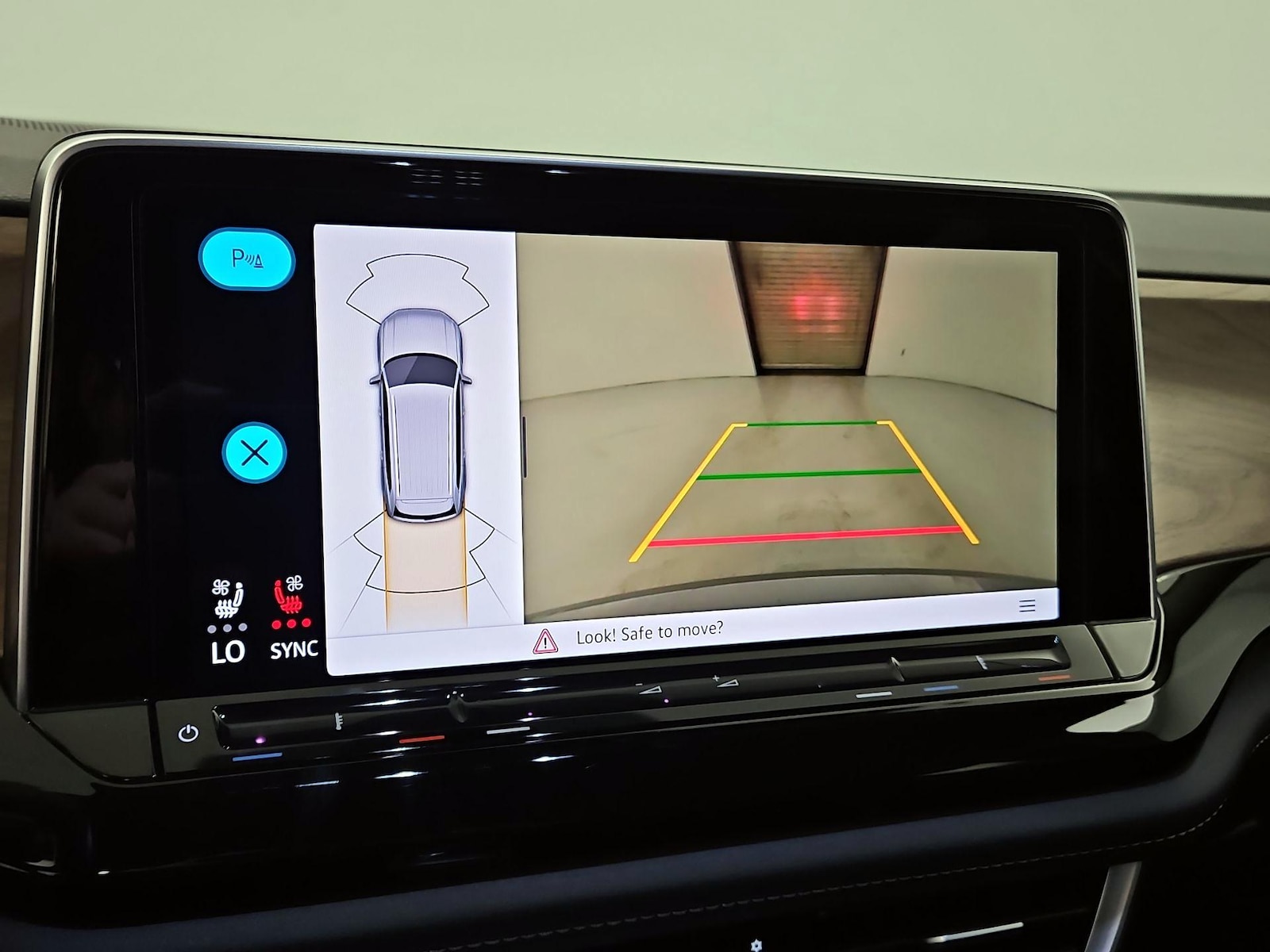 2025 Volkswagen Atlas SE w/Tech - Photo 15