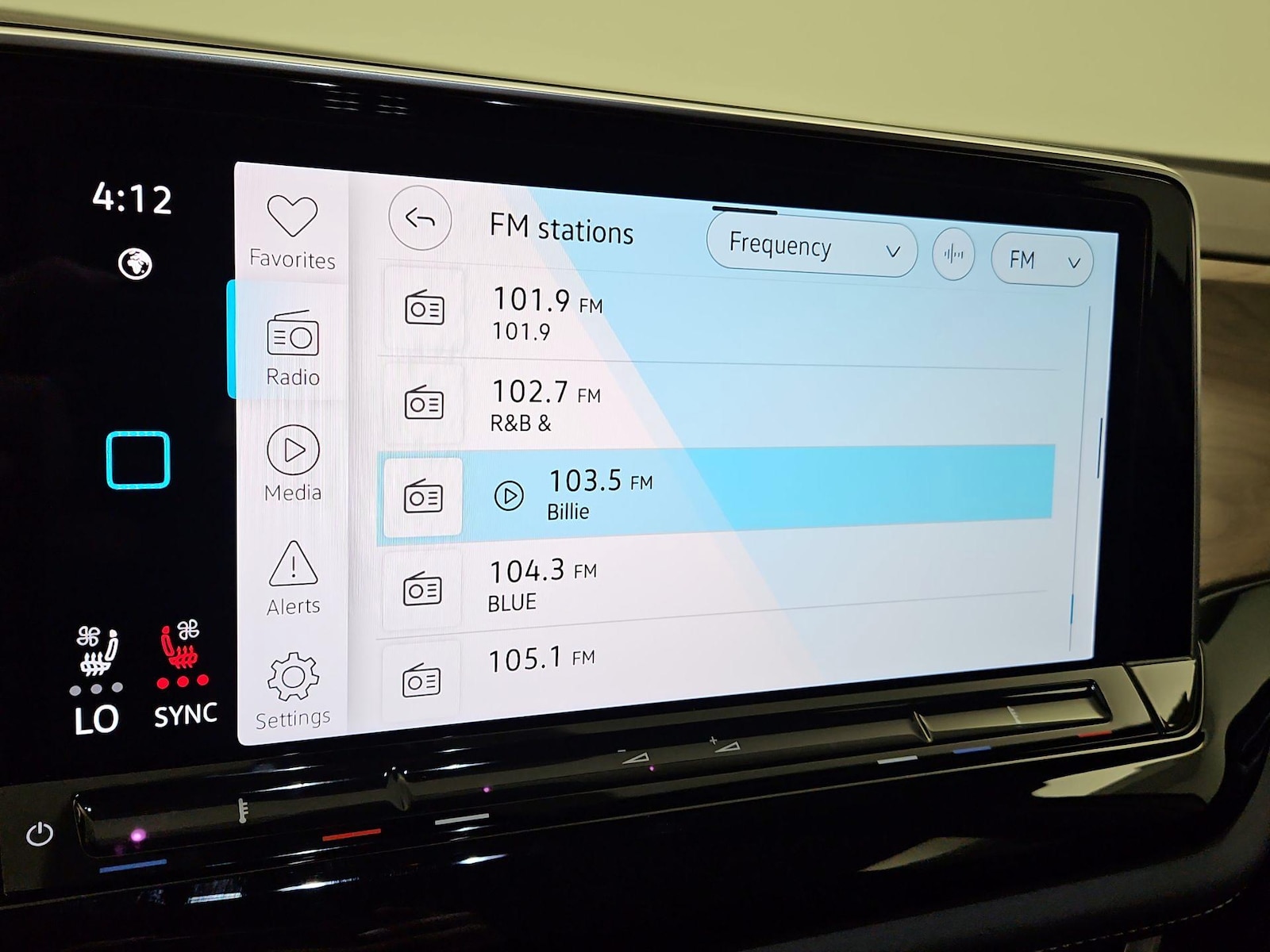 2025 Volkswagen Atlas SE w/Tech - Photo 16