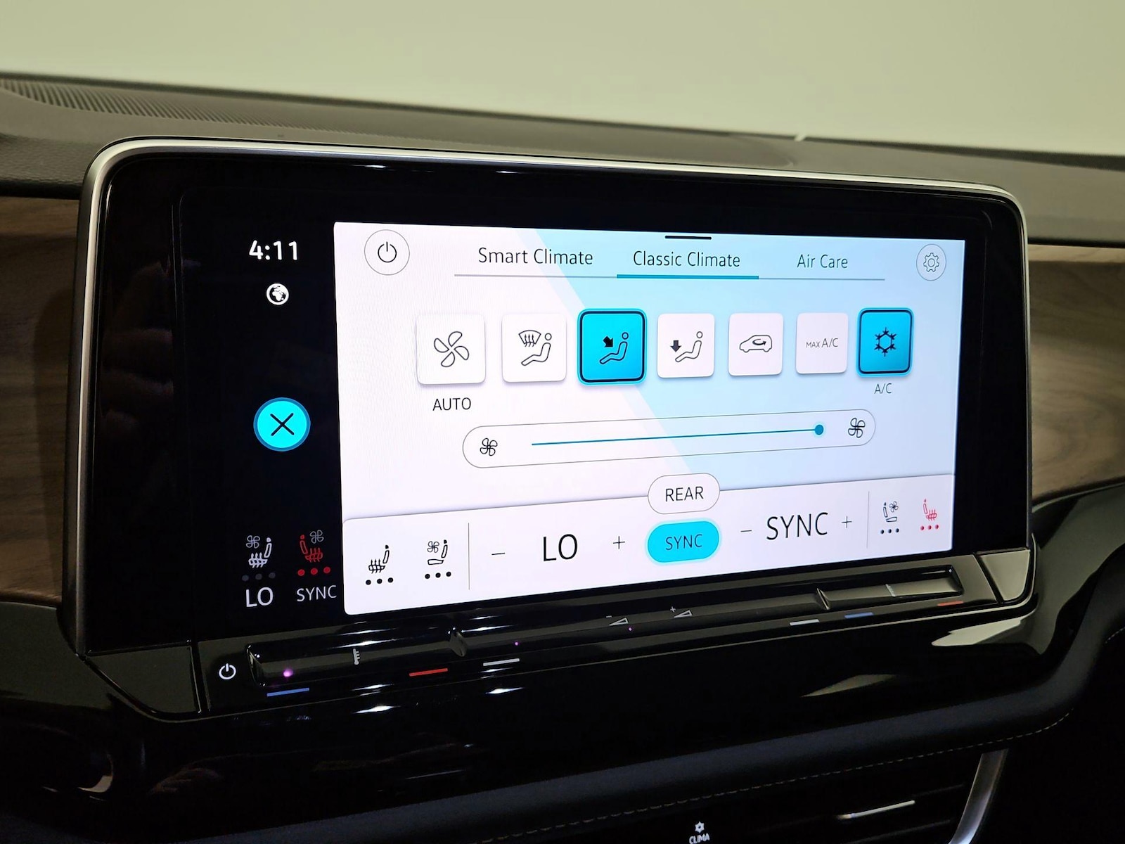 2025 Volkswagen Atlas SE w/Tech - Photo 17