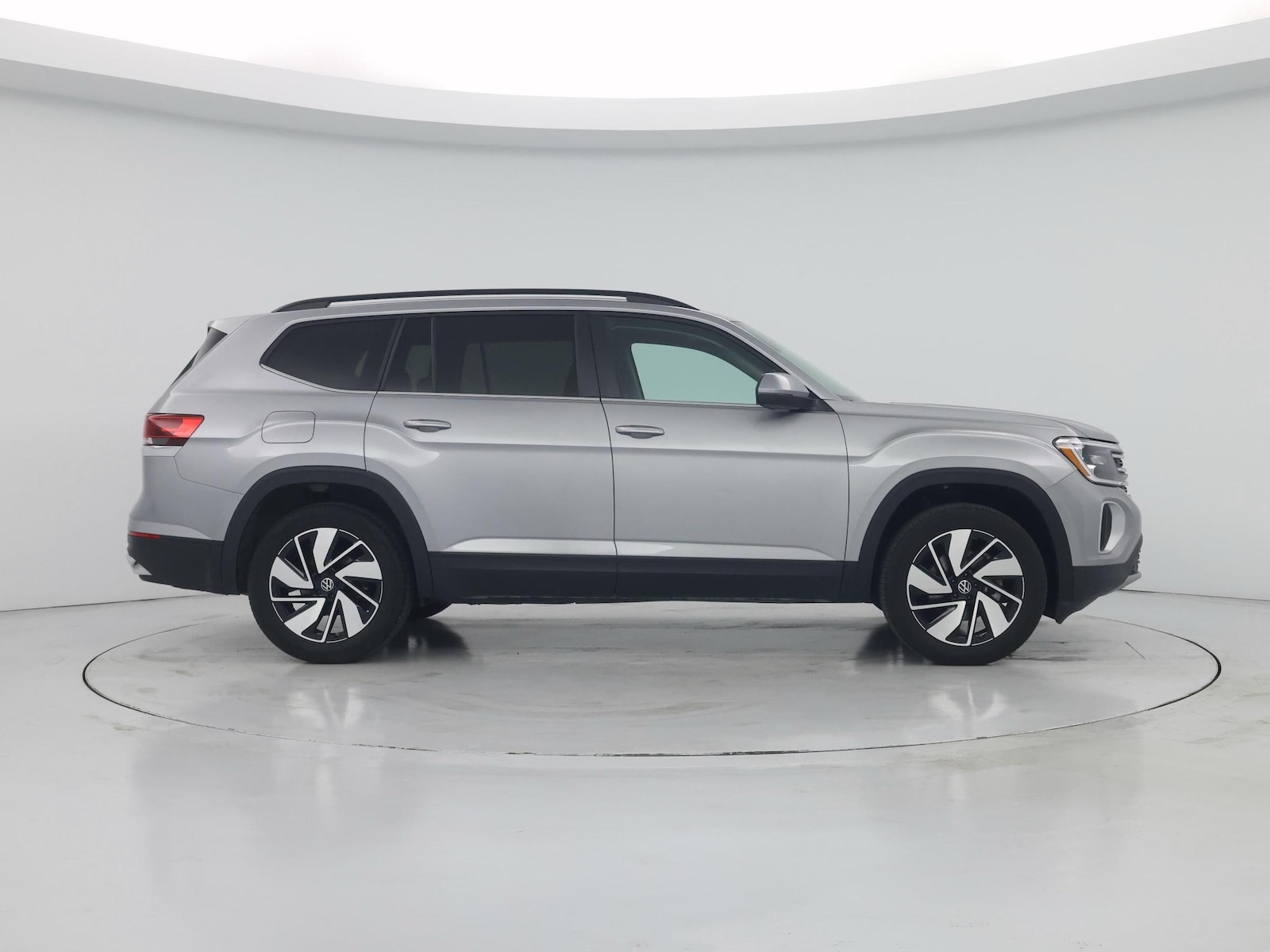 2025 Volkswagen Atlas SE w/Tech - Photo 8