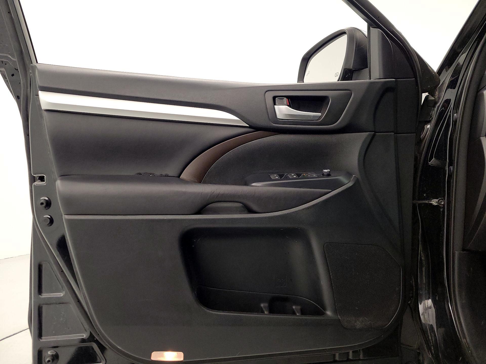 Thumbnail: 2017 Toyota Highlander - 12