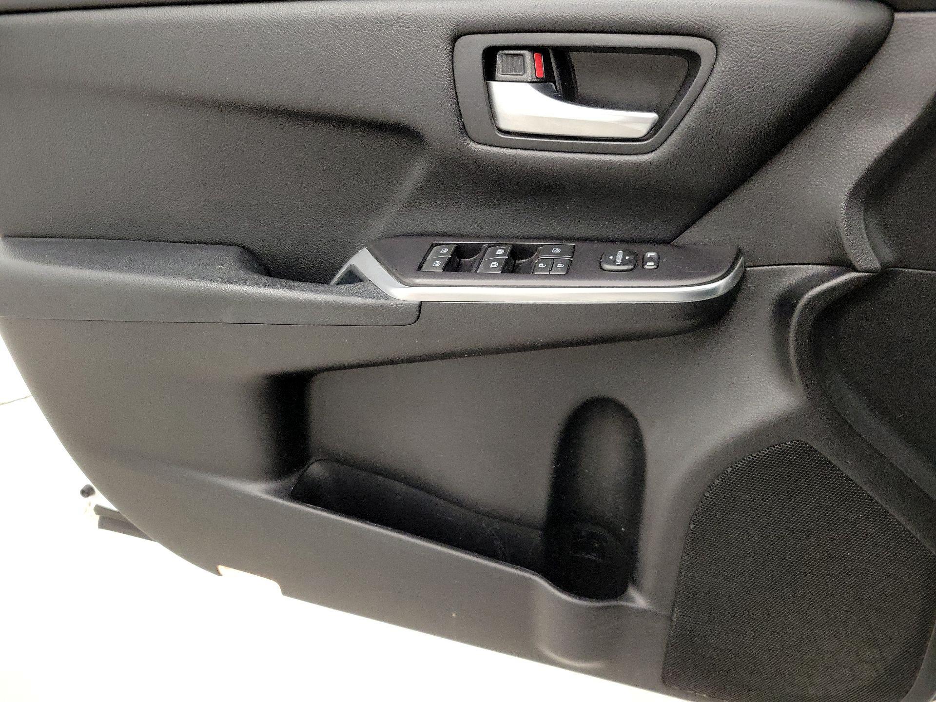 Thumbnail: 2016 Toyota Camry - 12