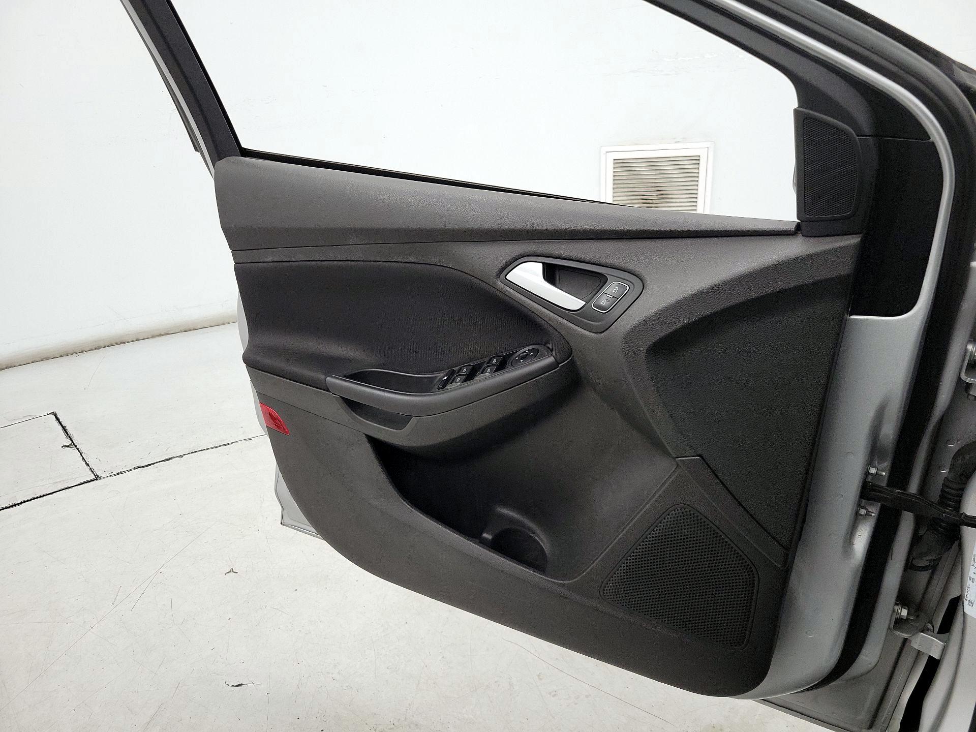 Thumbnail: 2016 Ford Focus - 12