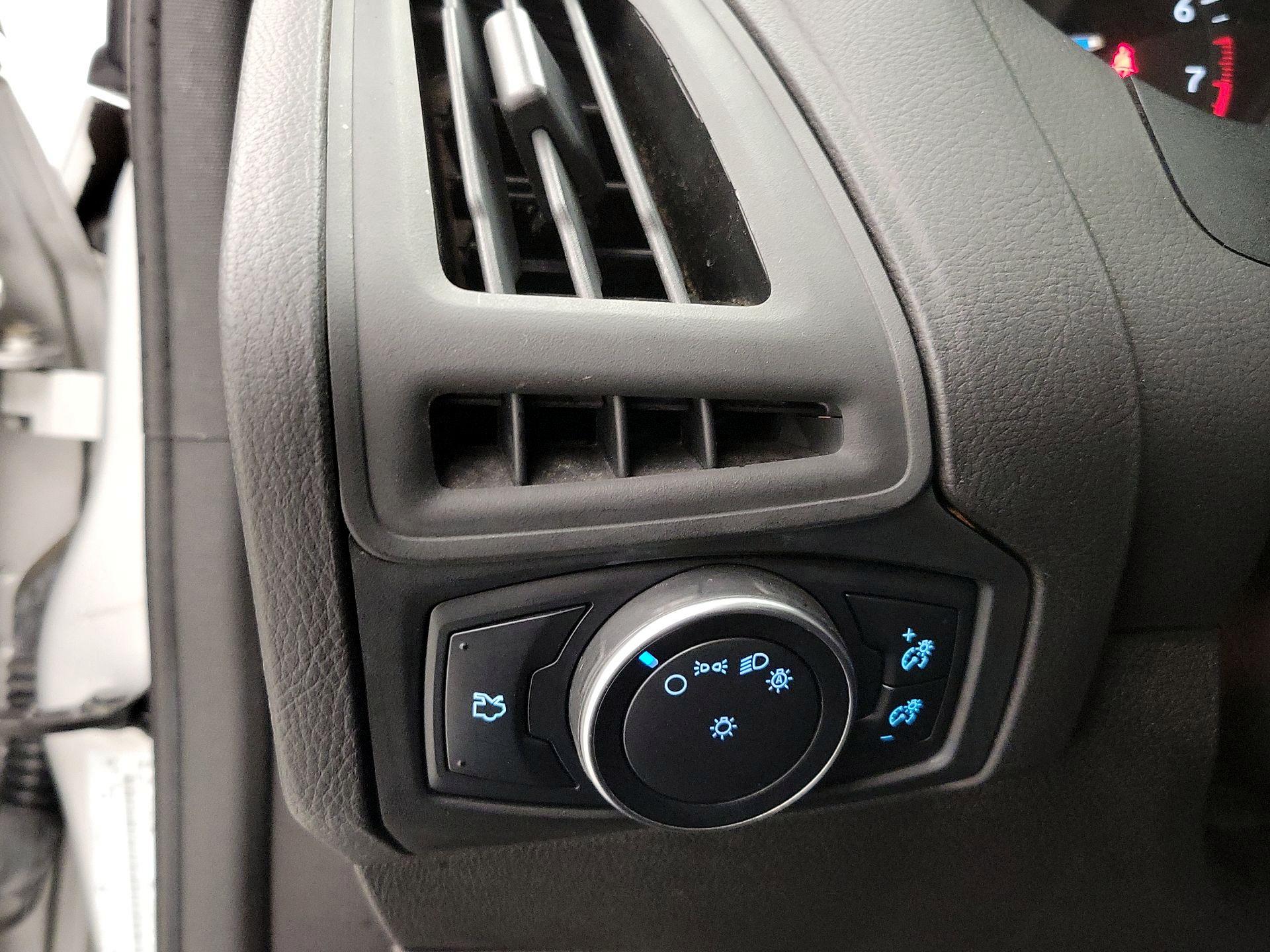 Thumbnail: 2016 Ford Focus - 13