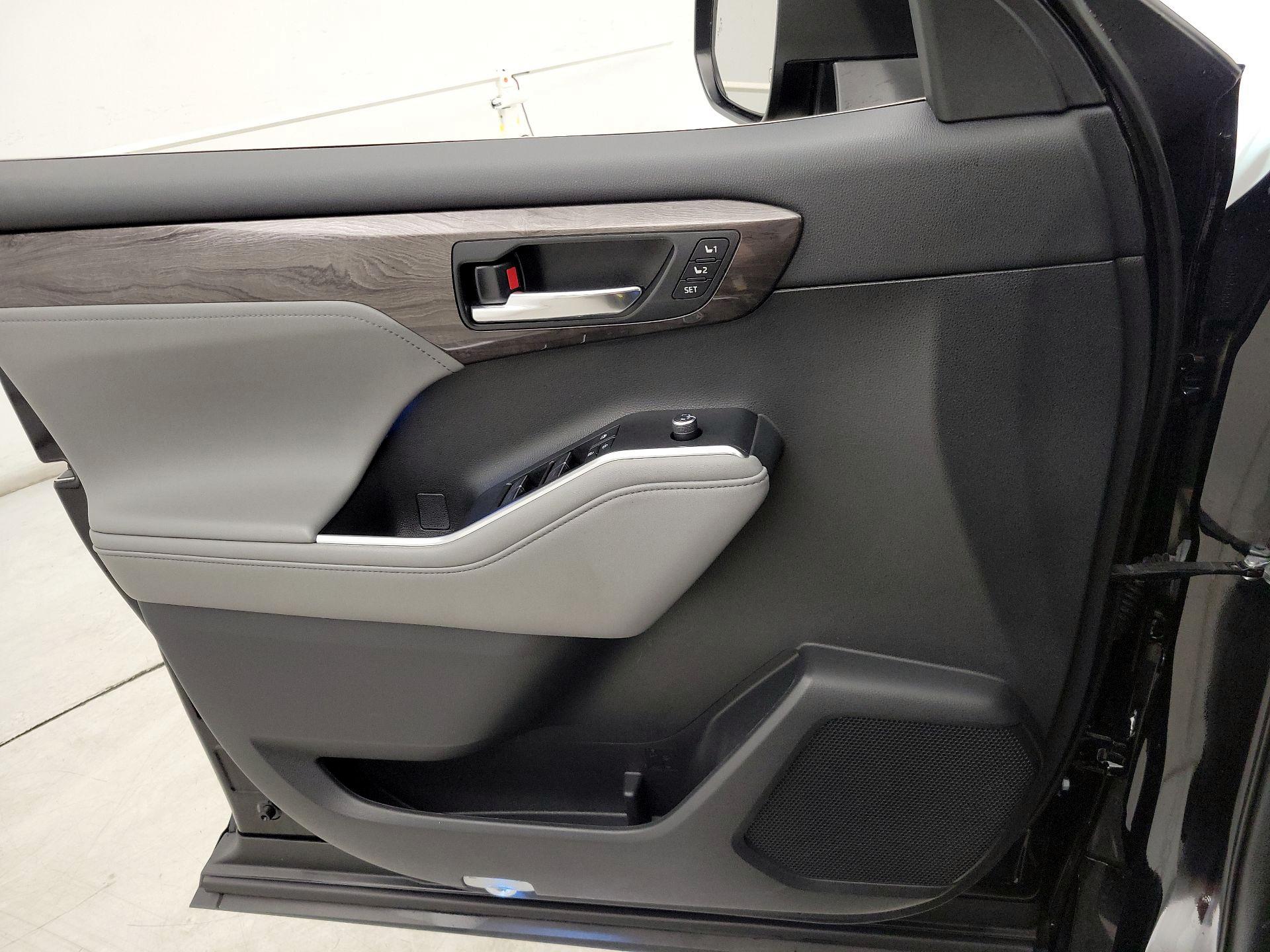 Thumbnail: 2021 Toyota Highlander - 12