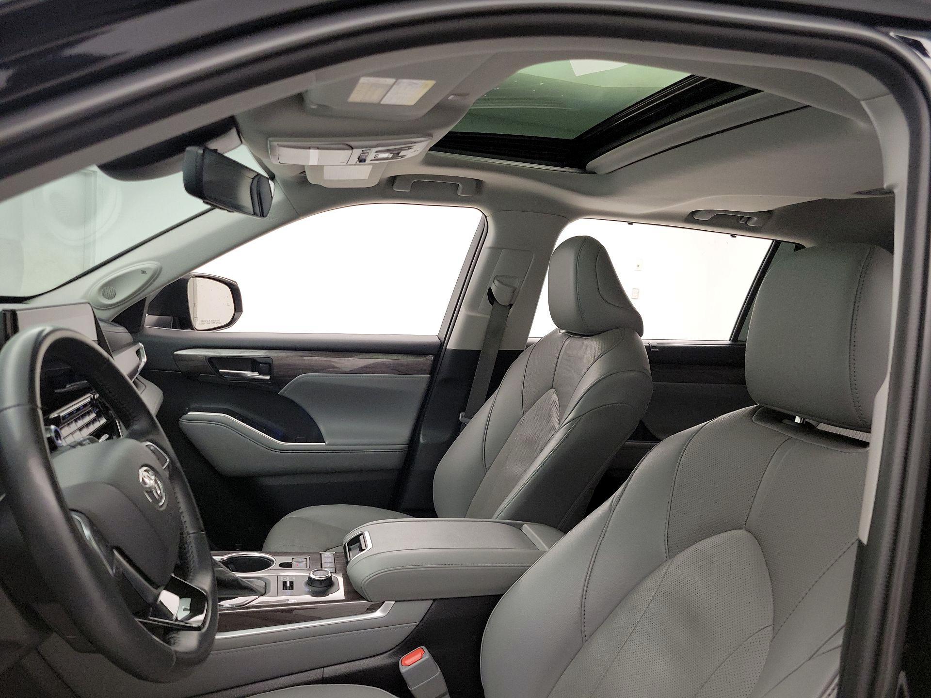 Thumbnail: 2021 Toyota Highlander - 20