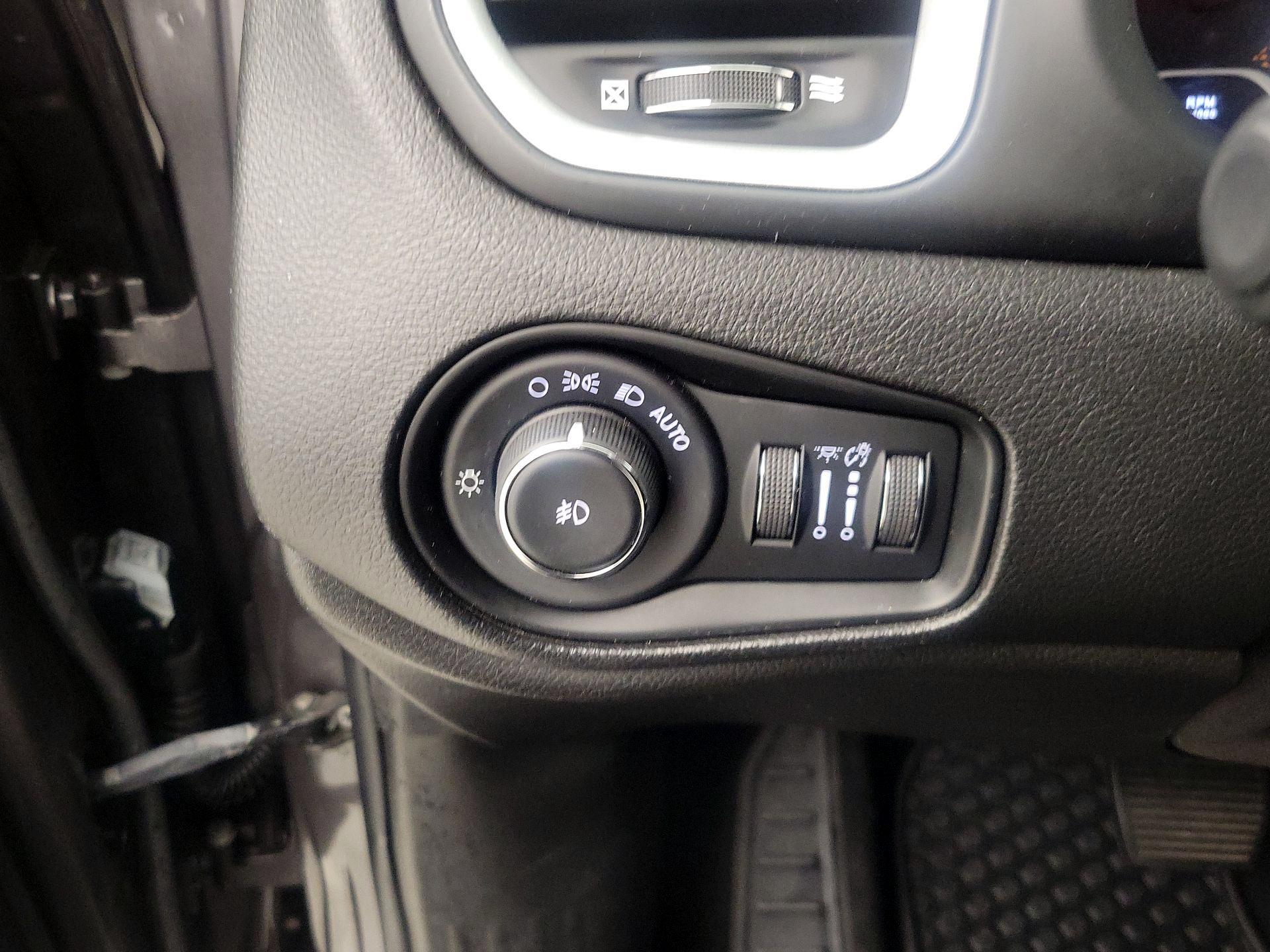 Thumbnail: 2018 Jeep Renegade - 13