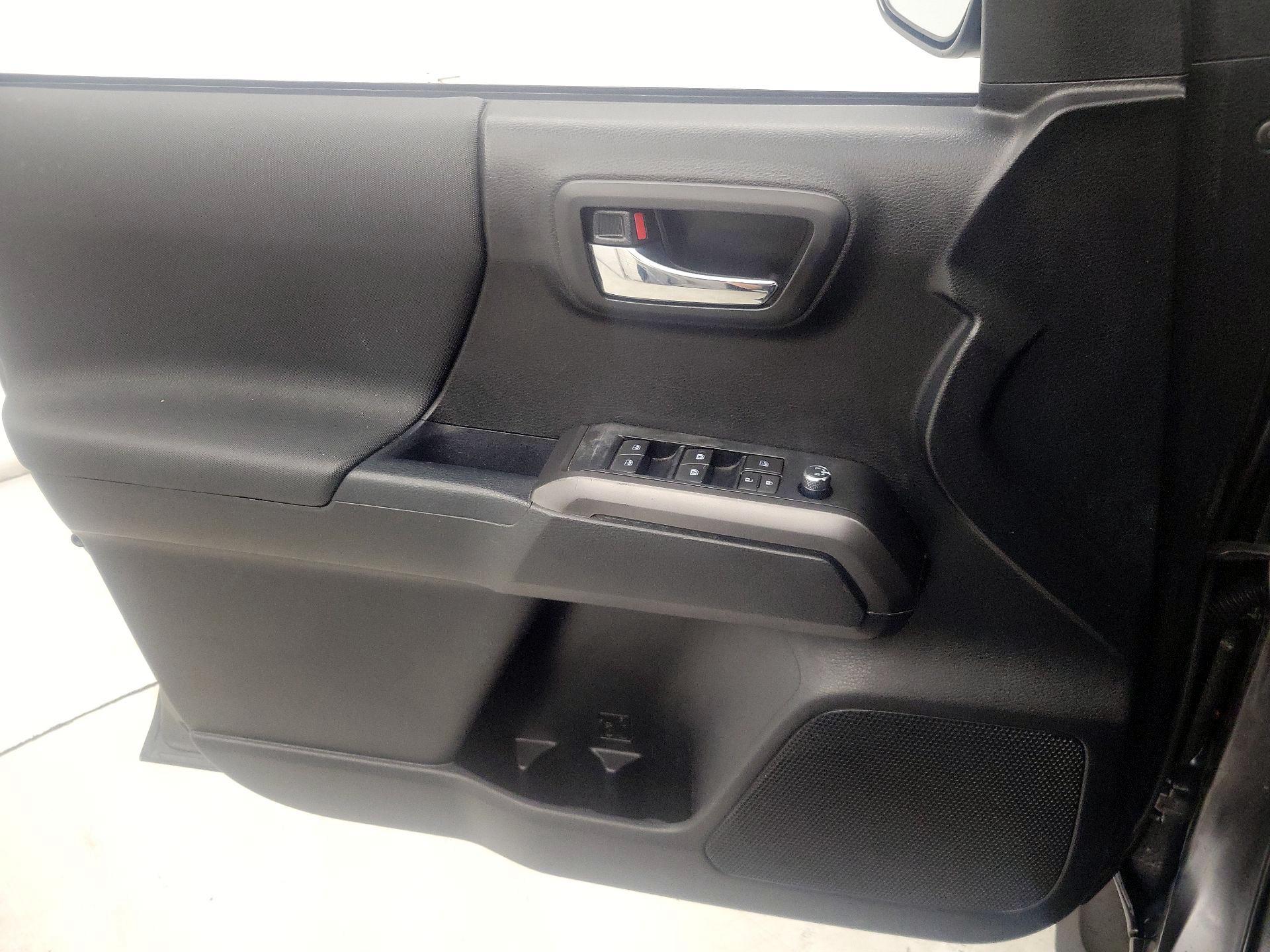 Thumbnail: 2017 Toyota Tacoma - 12