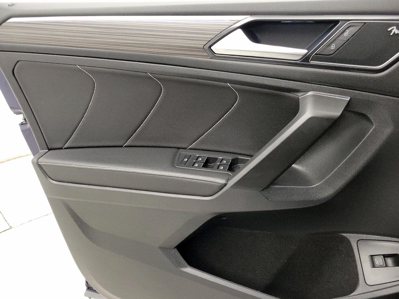 2022 Volkswagen Tiguan SEL R-LINE - Photo 13