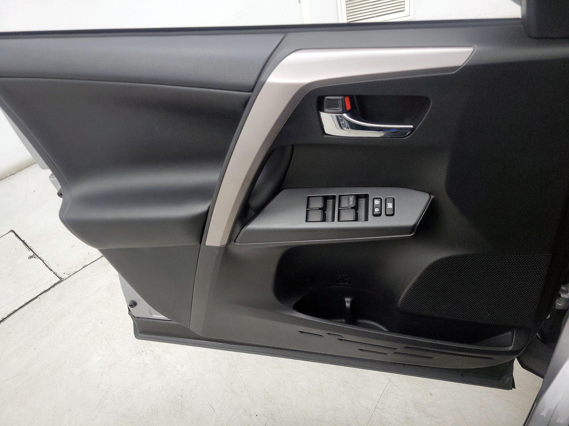 Thumbnail: 2018 Toyota RAV4 - 12