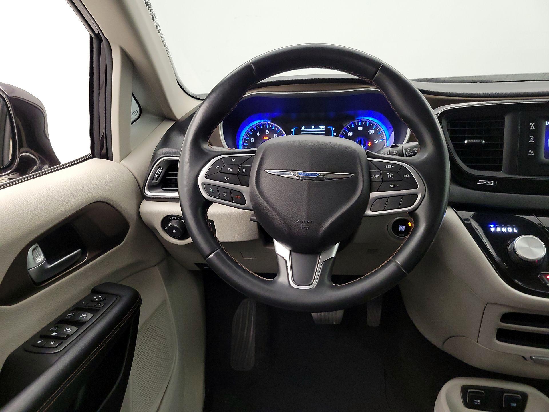 Thumbnail: 2017 Chrysler Pacifica - 10