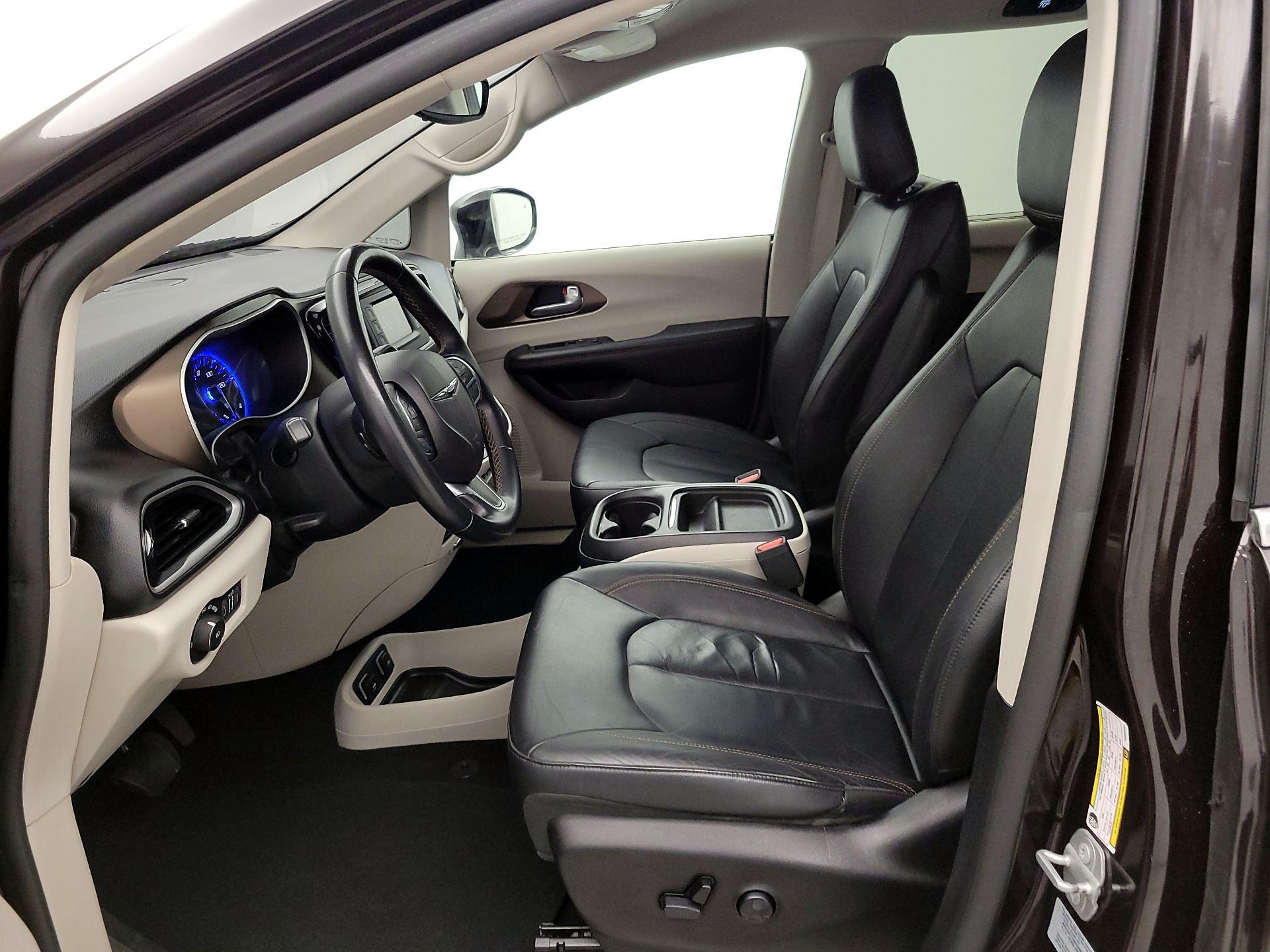 Thumbnail: 2017 Chrysler Pacifica - 11