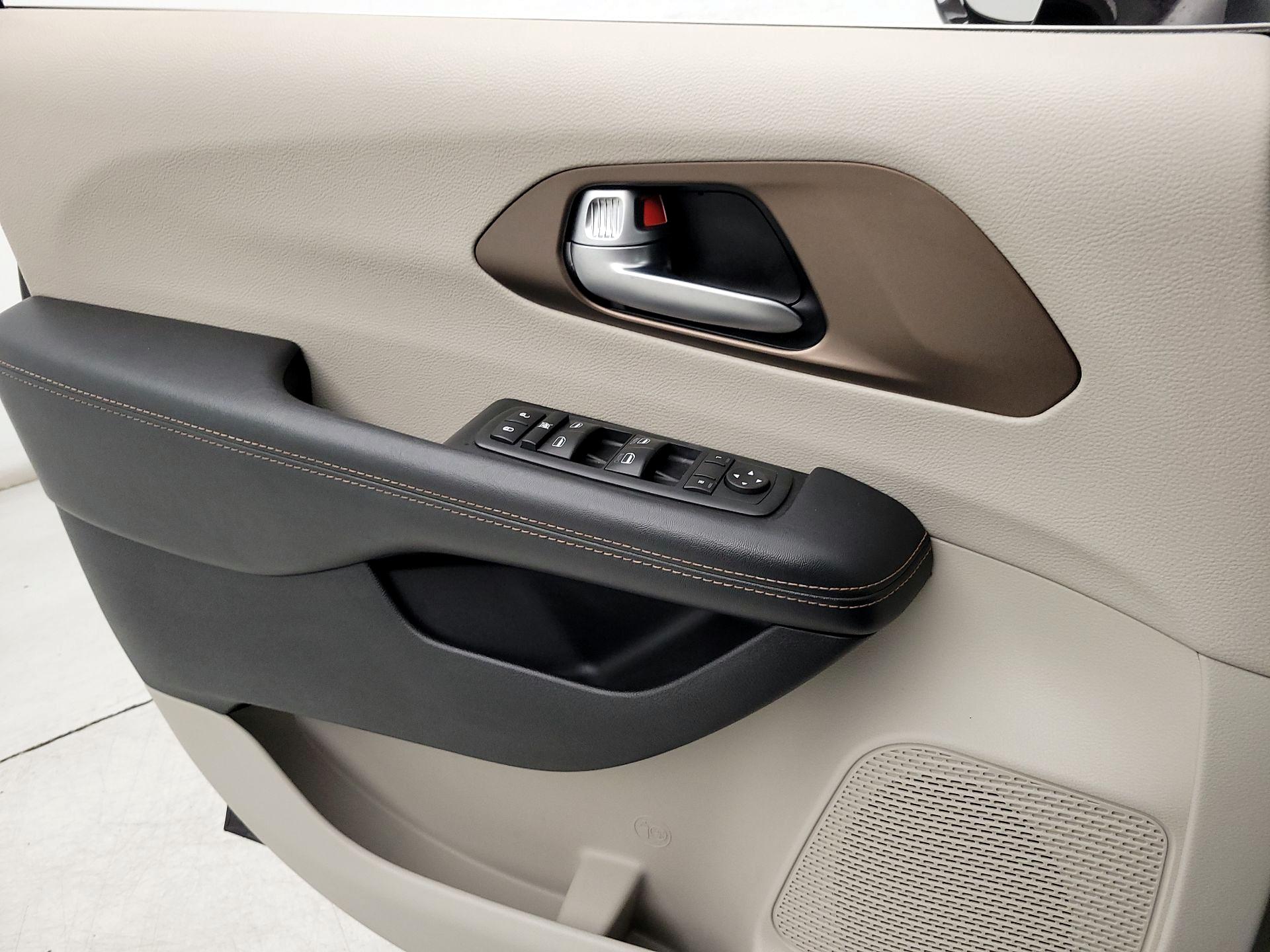 Thumbnail: 2017 Chrysler Pacifica - 12