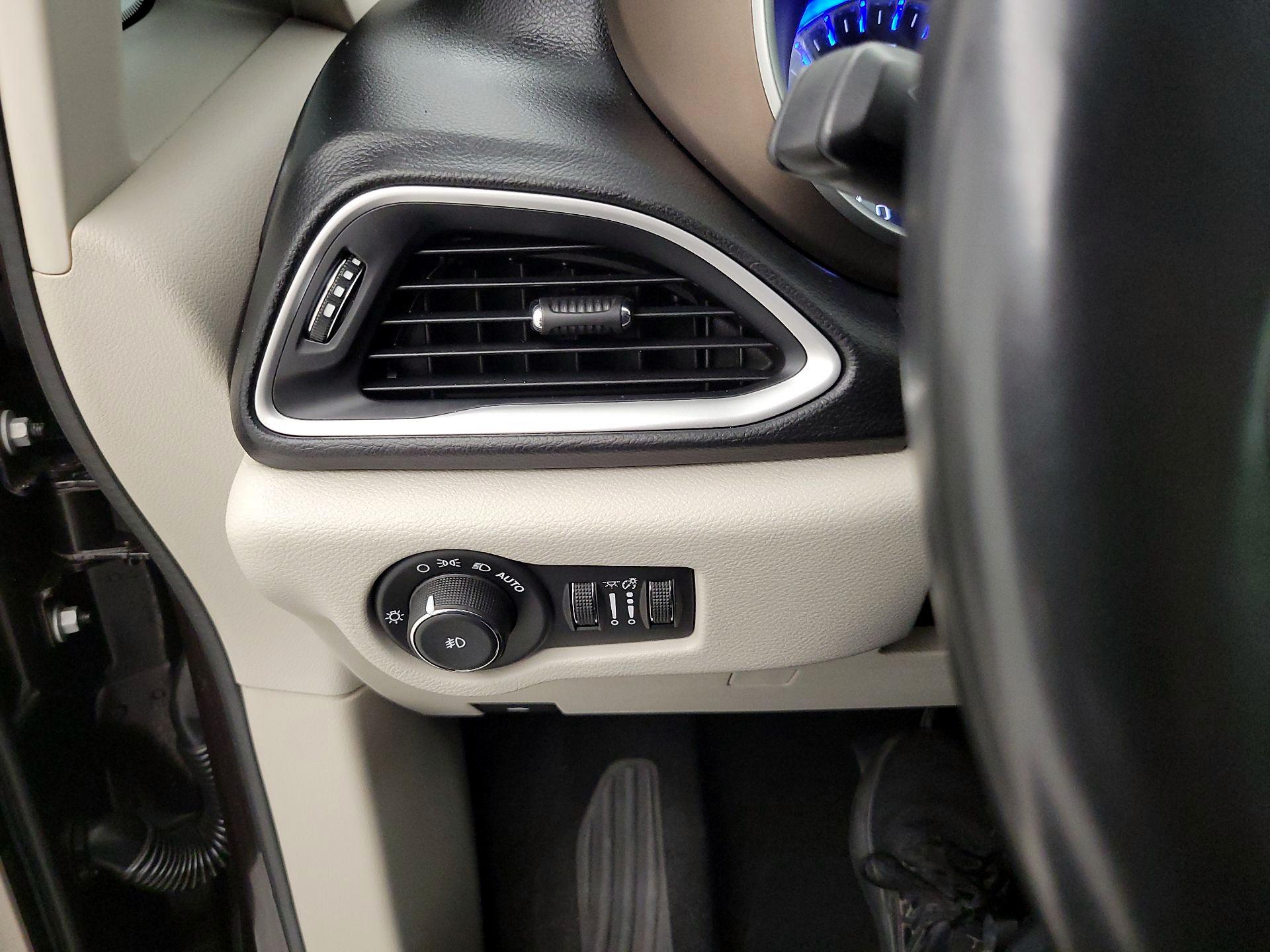 Thumbnail: 2017 Chrysler Pacifica - 13