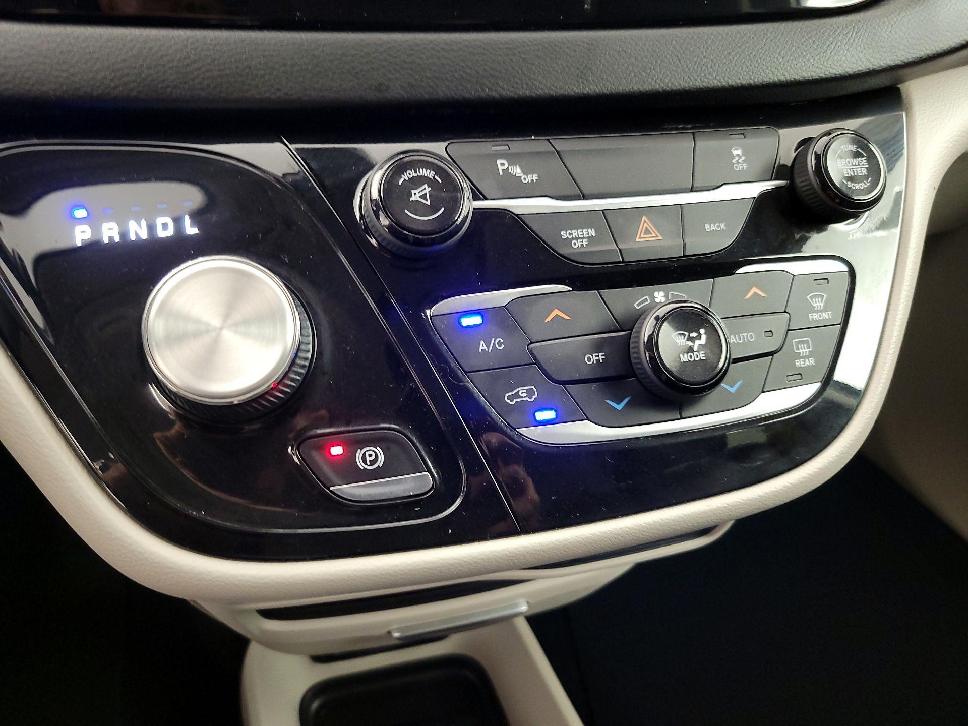 Thumbnail: 2017 Chrysler Pacifica - 17