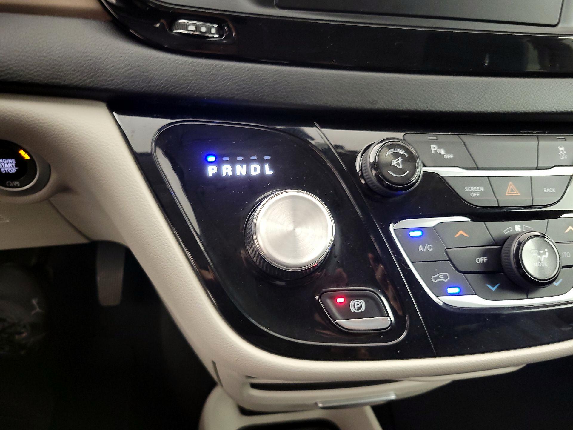 Thumbnail: 2017 Chrysler Pacifica - 18