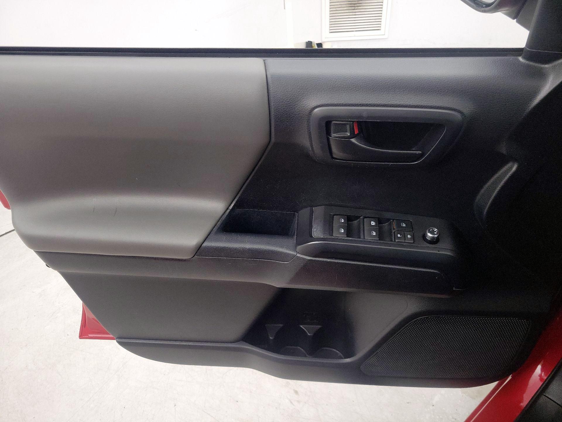 Thumbnail: 2018 Toyota Tacoma - 12