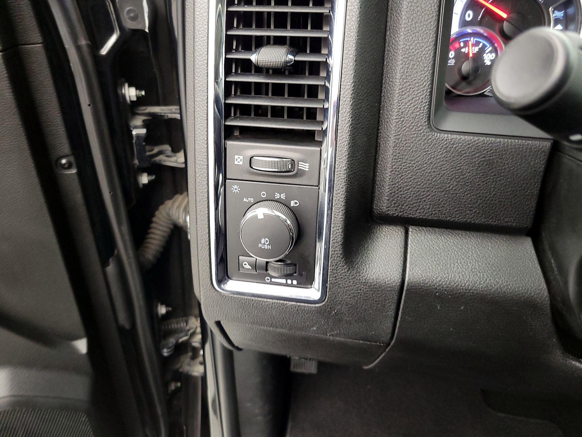 Thumbnail: 2019 RAM 1500 Classic - 13