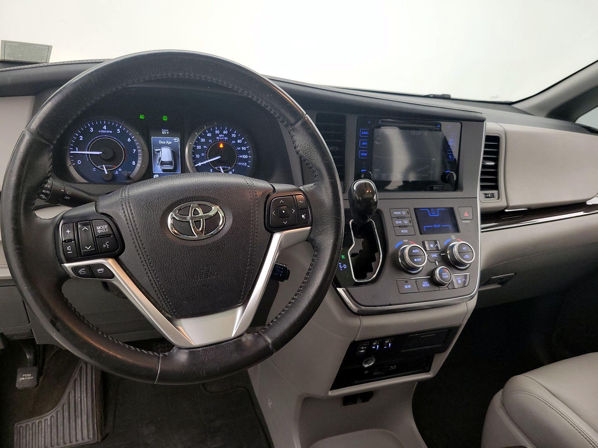 Thumbnail: 2015 Toyota Sienna - 9