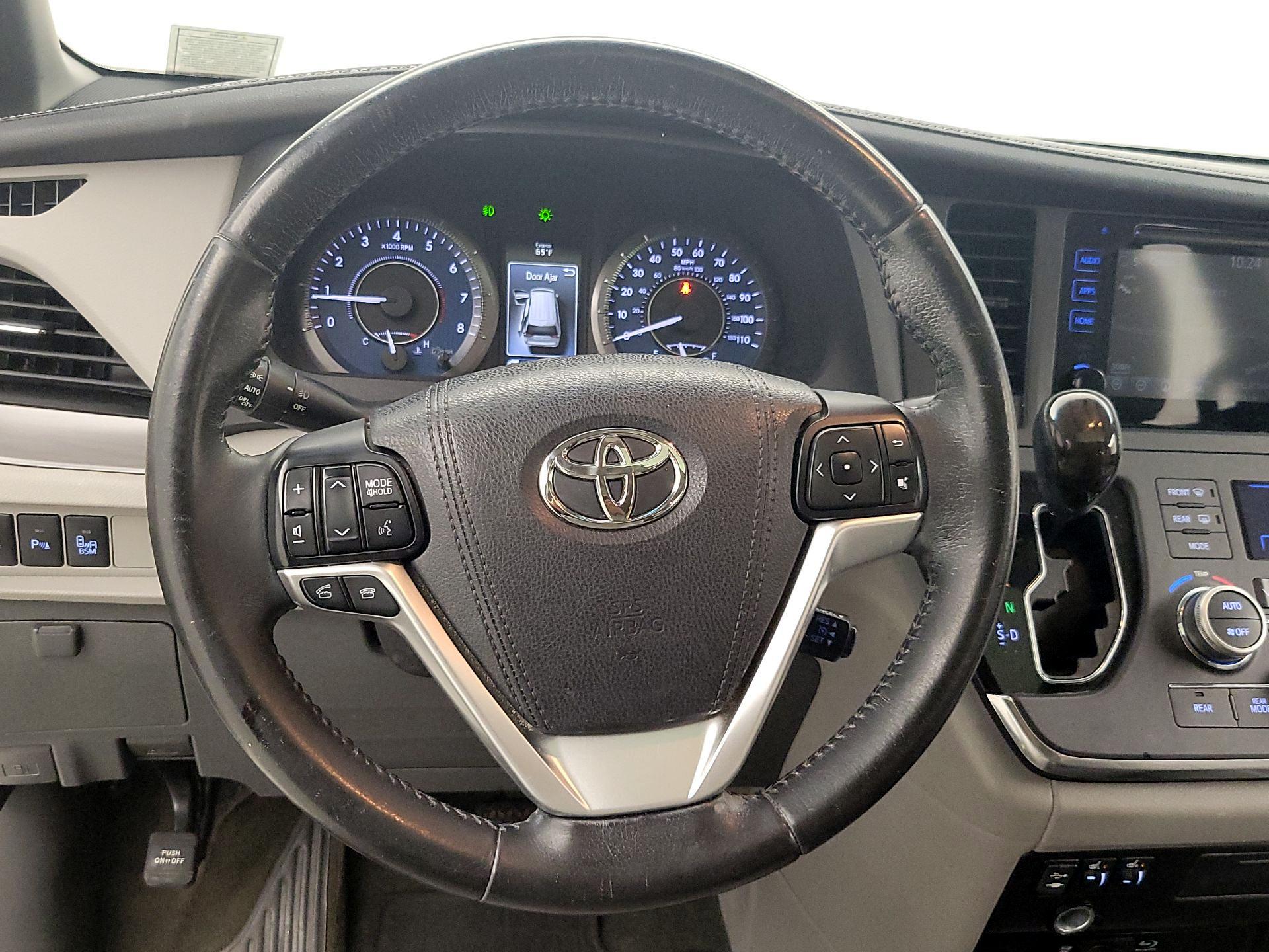 Thumbnail: 2015 Toyota Sienna - 10