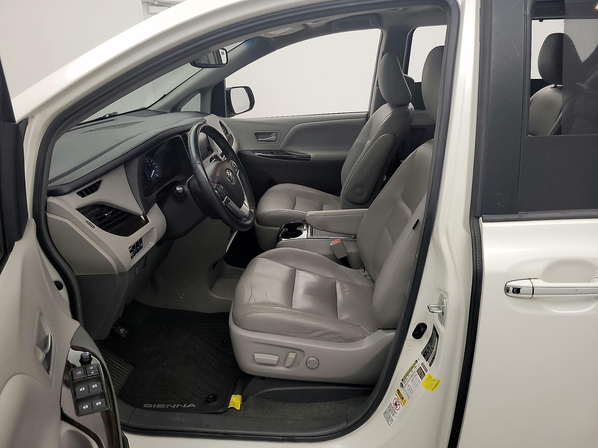 Thumbnail: 2015 Toyota Sienna - 11