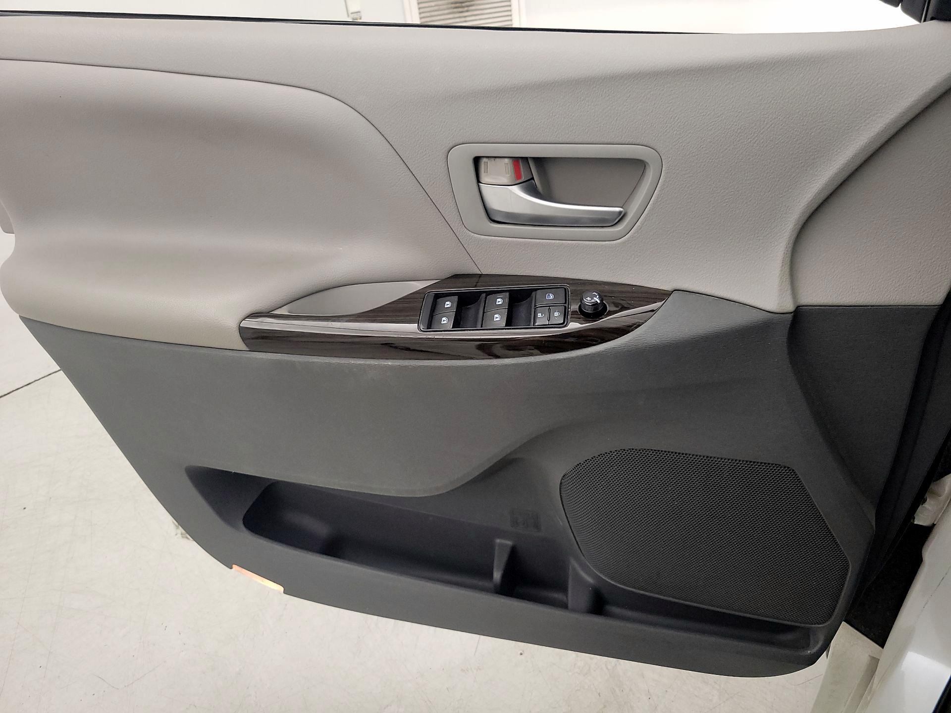 Thumbnail: 2015 Toyota Sienna - 12