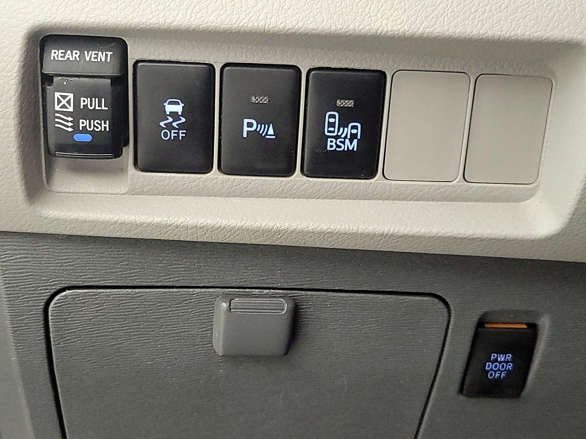 Thumbnail: 2015 Toyota Sienna - 13