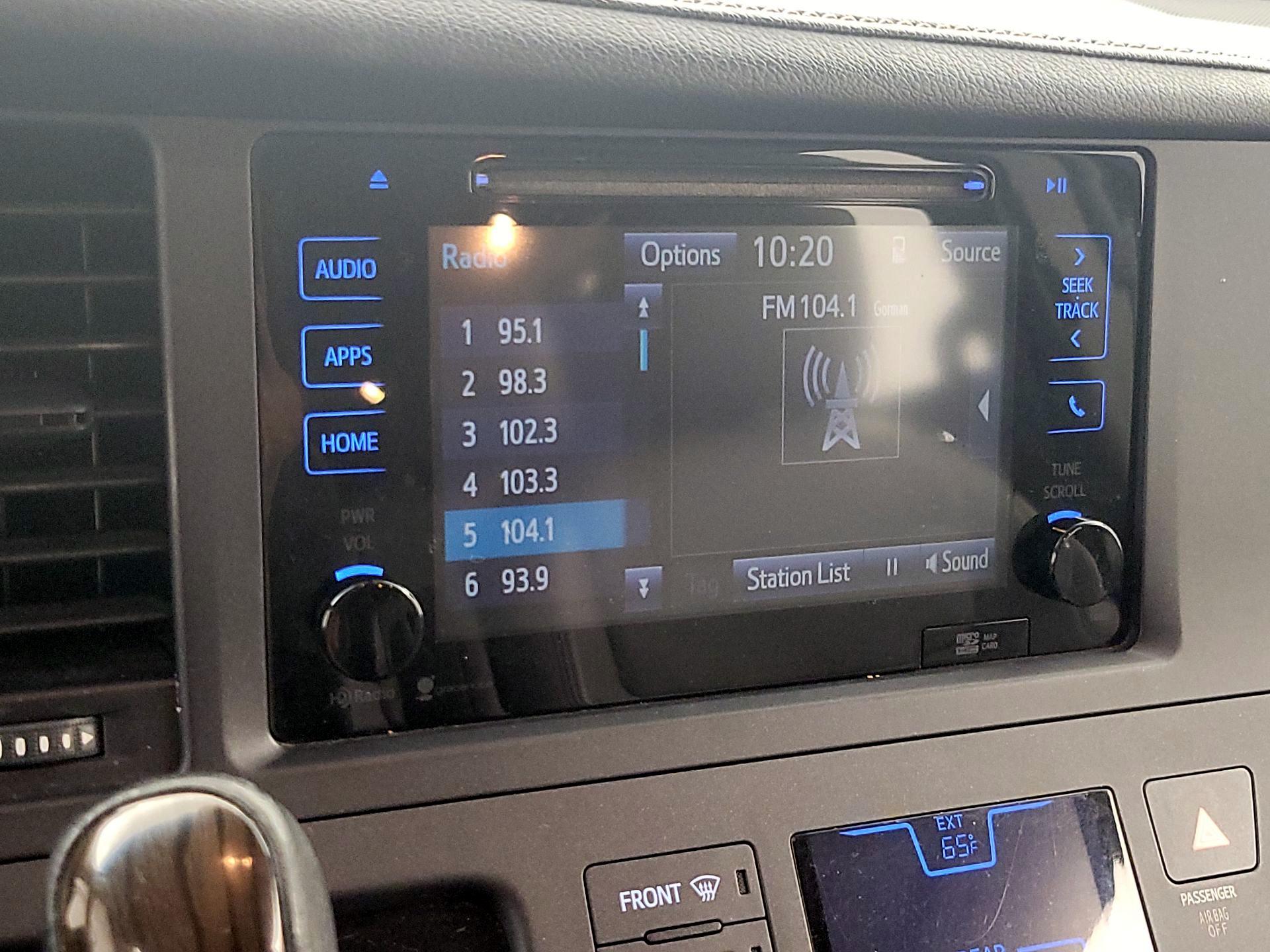 Thumbnail: 2015 Toyota Sienna - 16