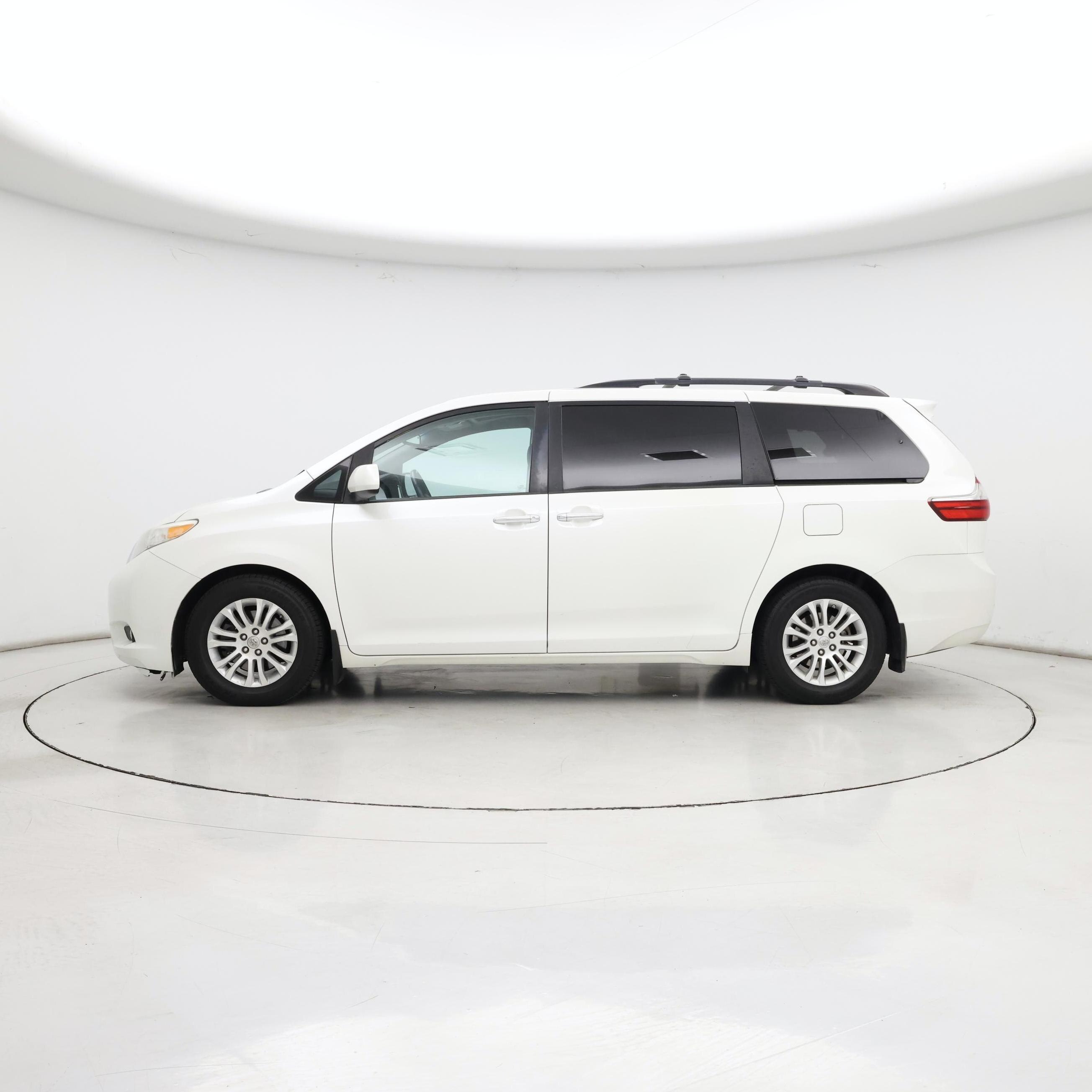 Thumbnail: 2015 Toyota Sienna - 3
