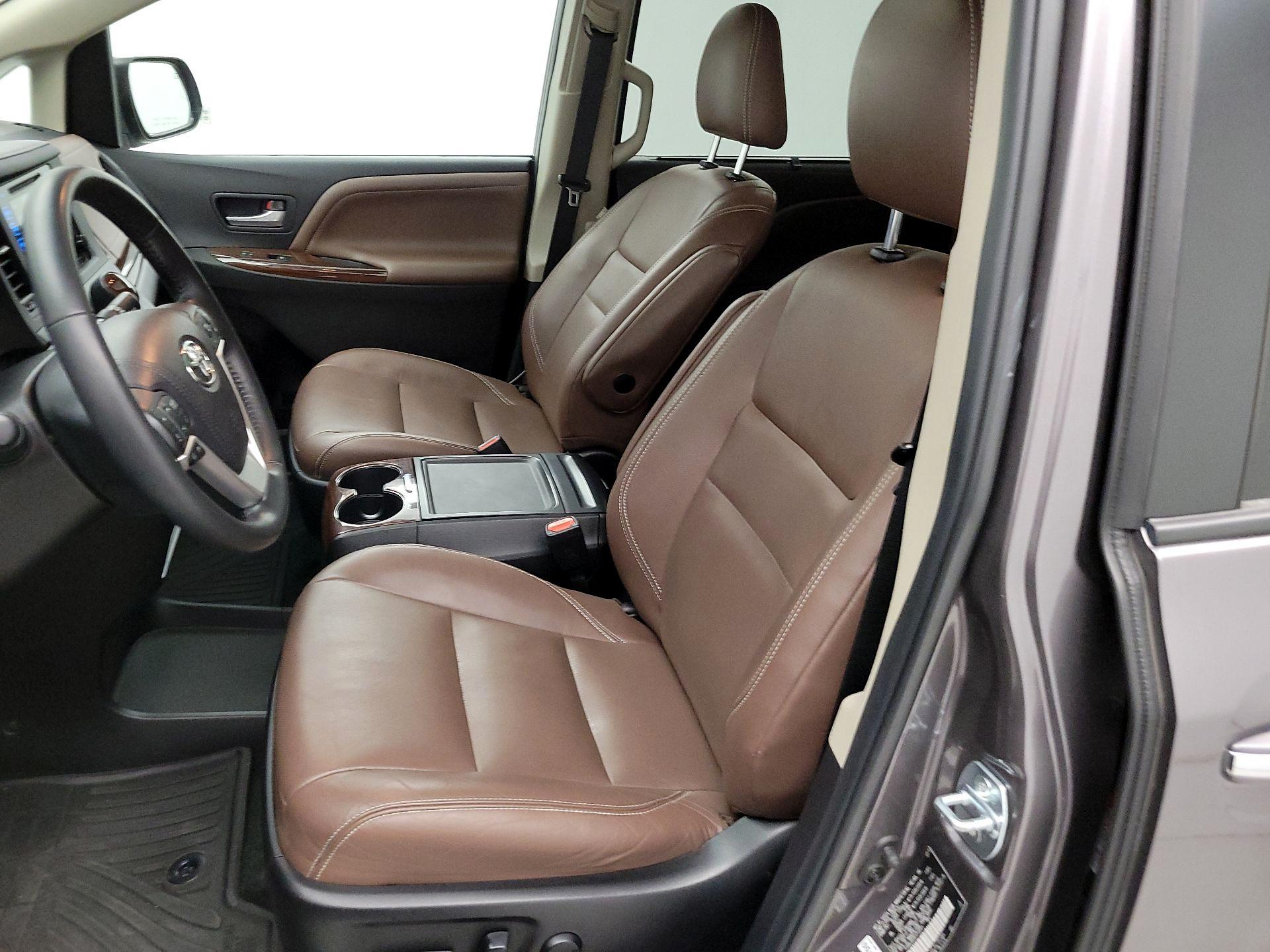 Thumbnail: 2015 Toyota Sienna - 11