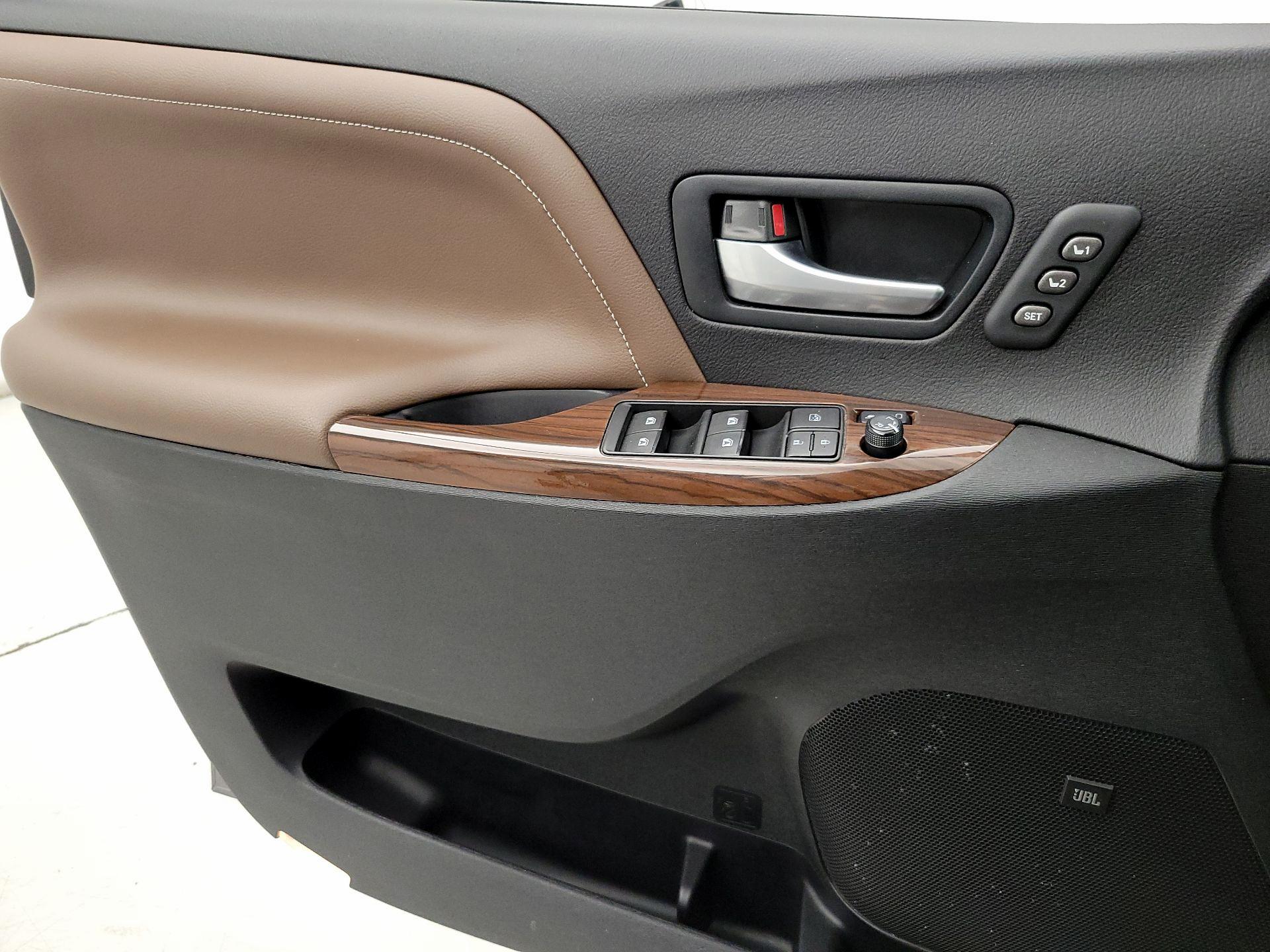 Thumbnail: 2015 Toyota Sienna - 12