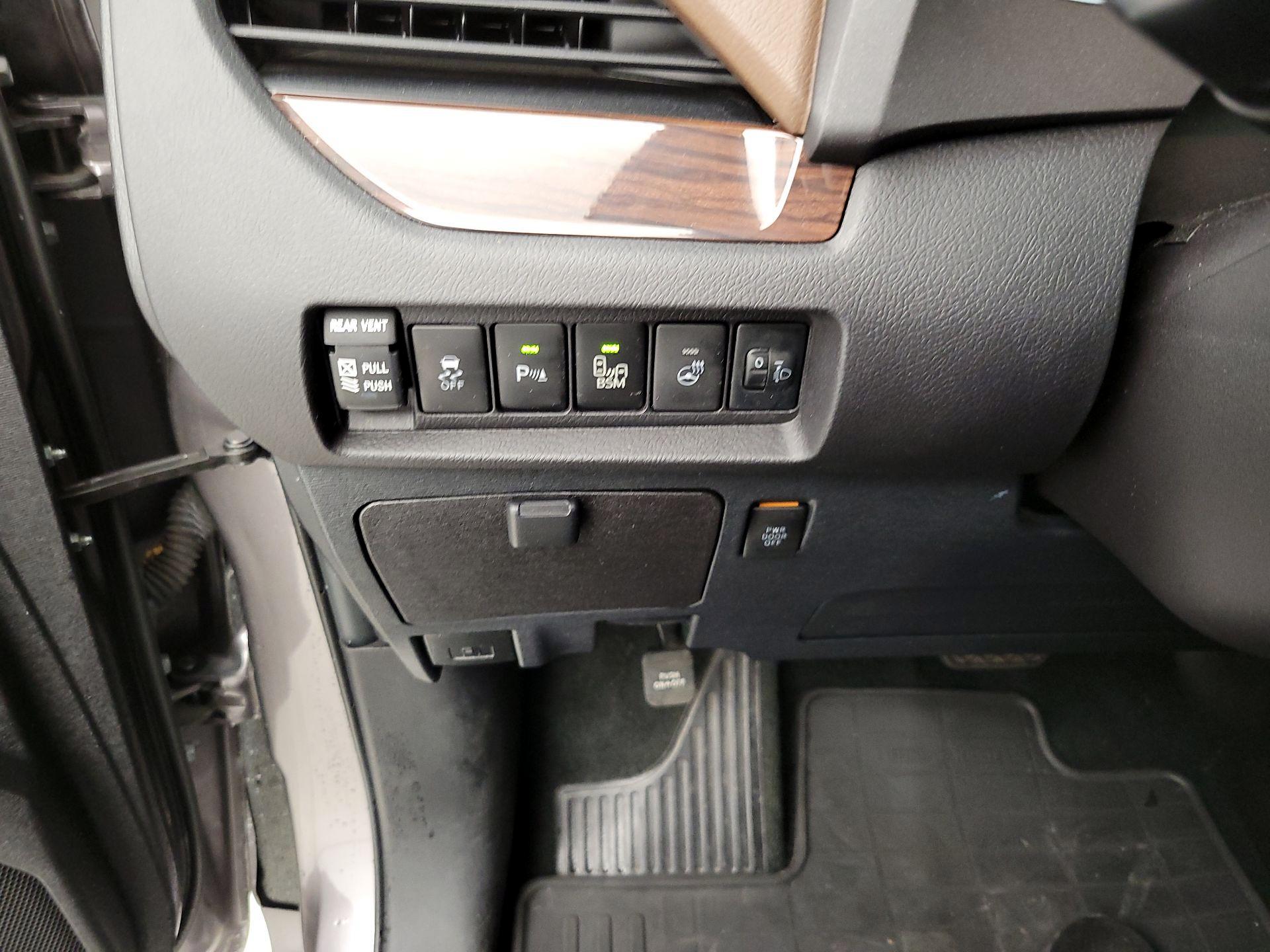 Thumbnail: 2015 Toyota Sienna - 13