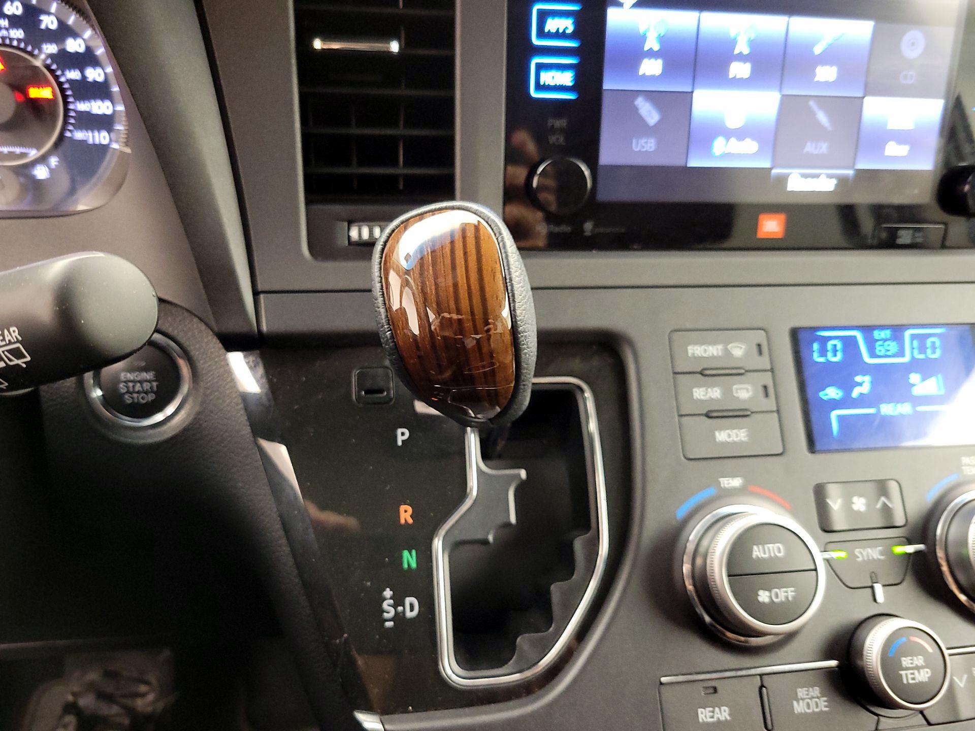 Thumbnail: 2015 Toyota Sienna - 17