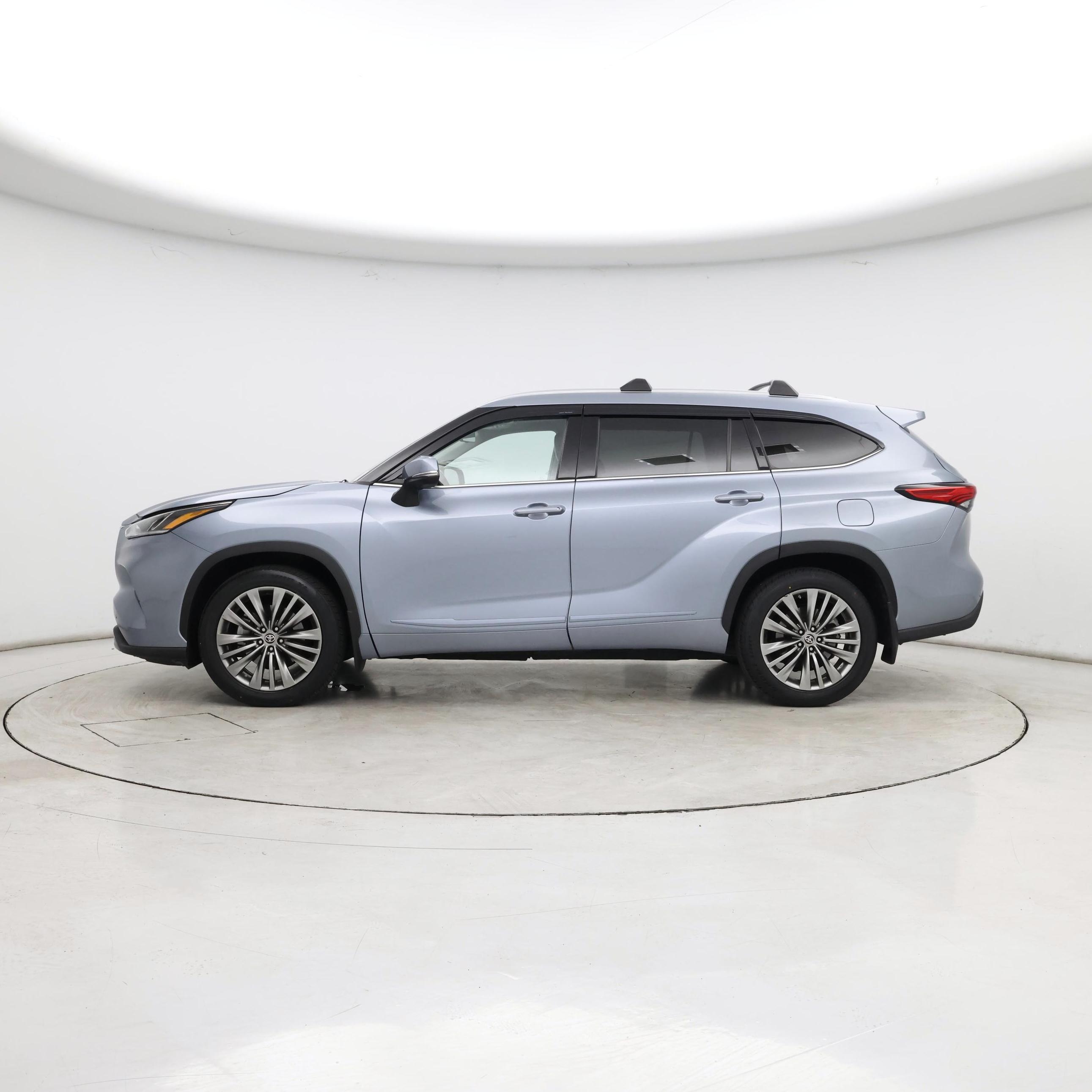Thumbnail: 2022 Toyota Highlander - 3