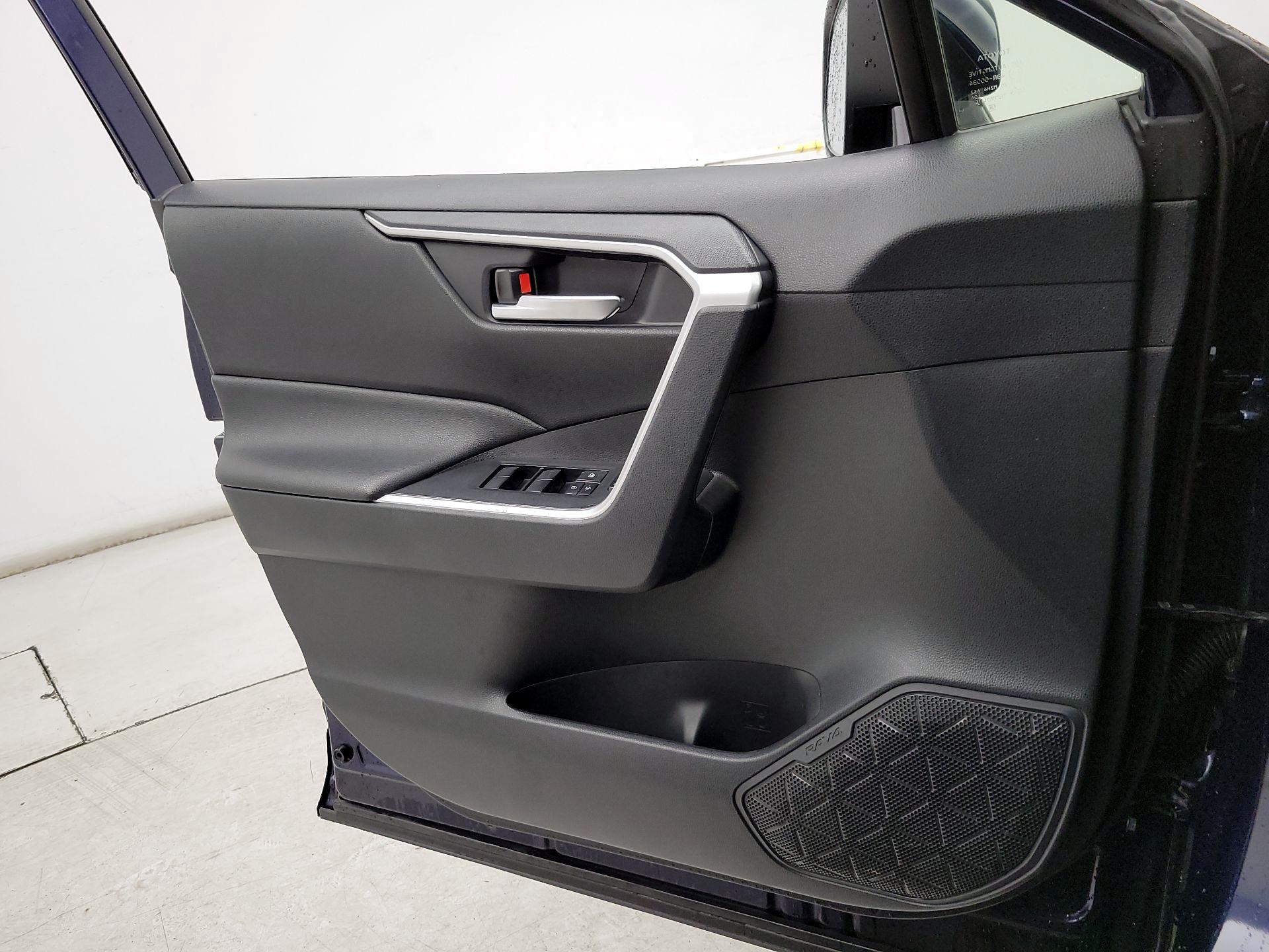 Thumbnail: 2019 Toyota RAV4 - 12