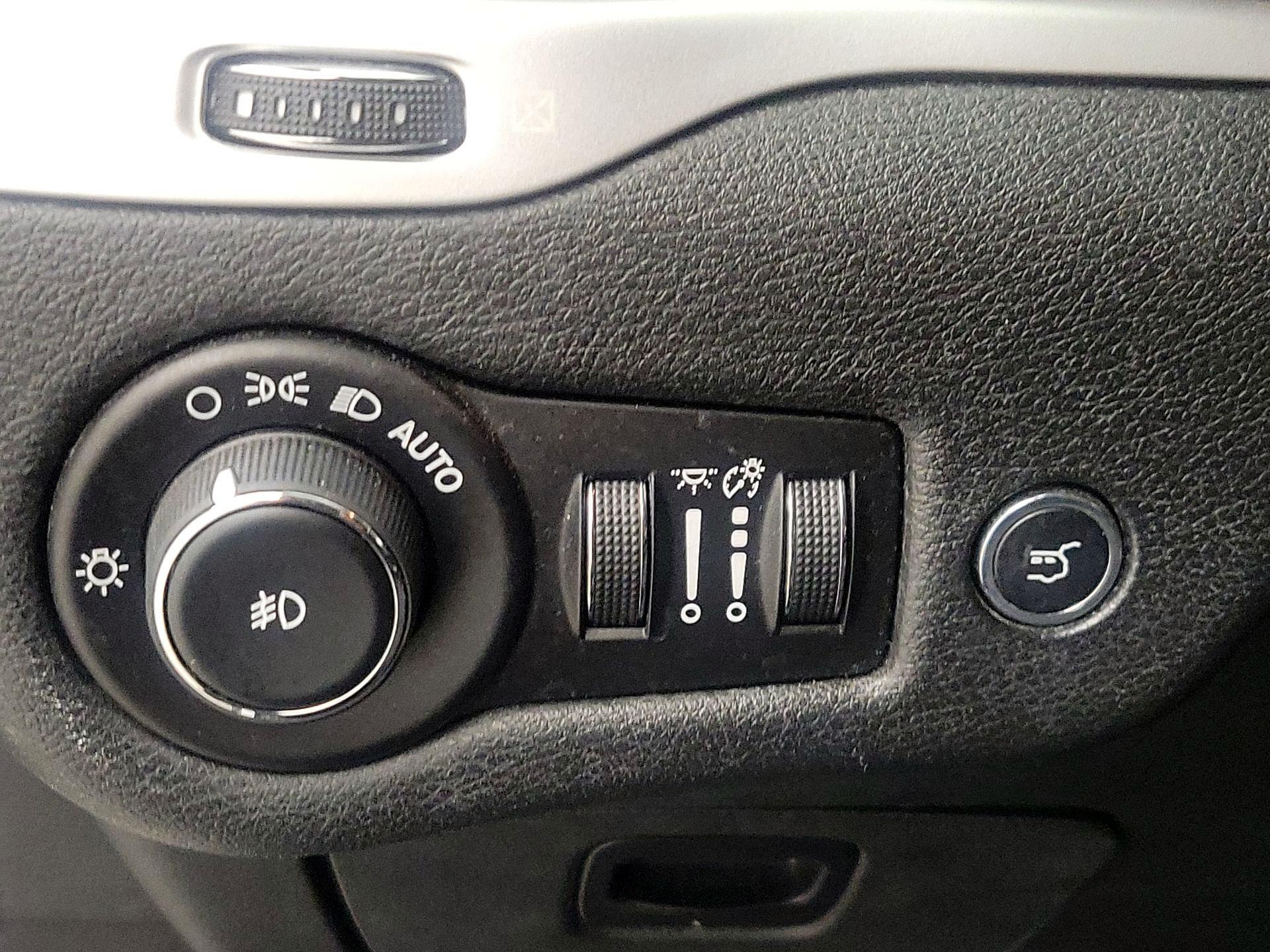 Thumbnail: 2015 Jeep Cherokee - 13