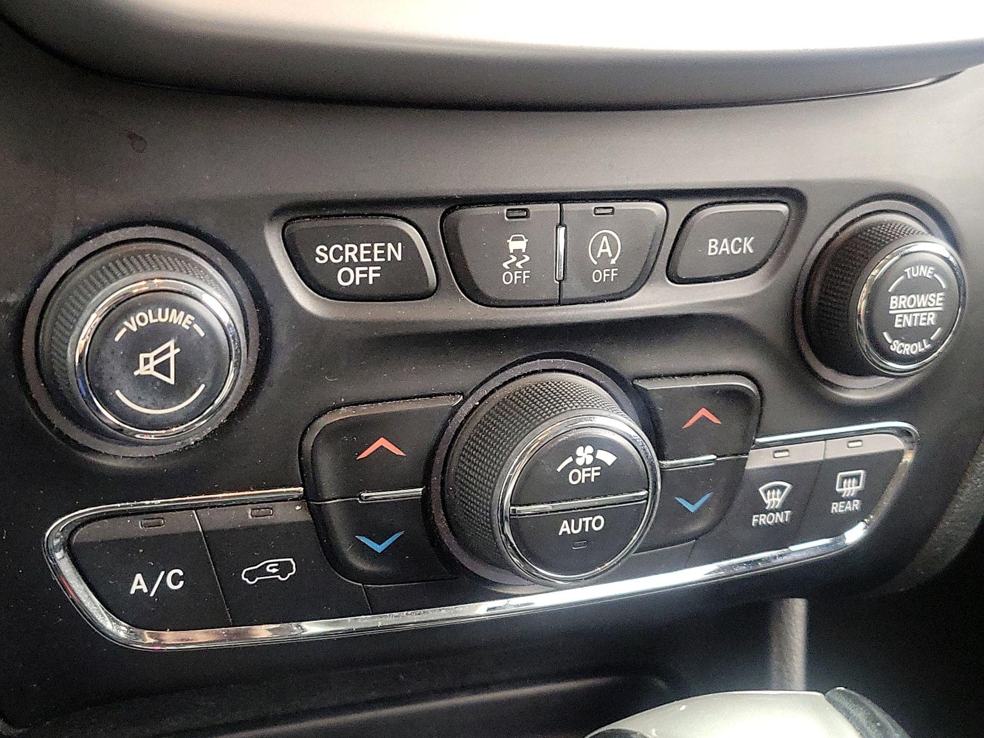 Thumbnail: 2015 Jeep Cherokee - 17