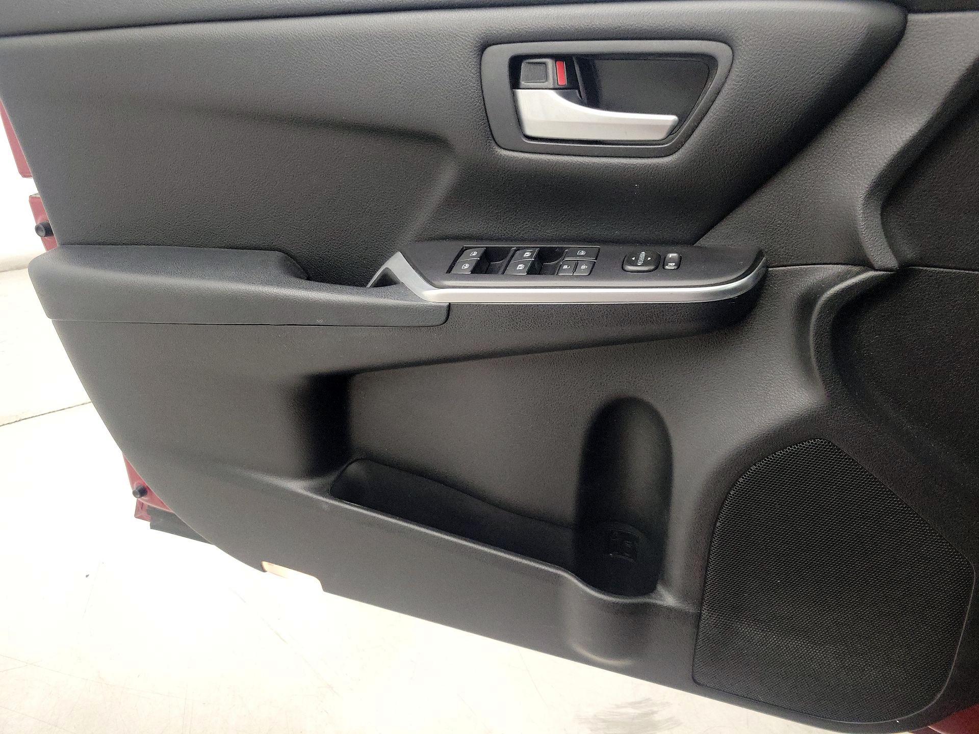 Thumbnail: 2016 Toyota Camry - 12