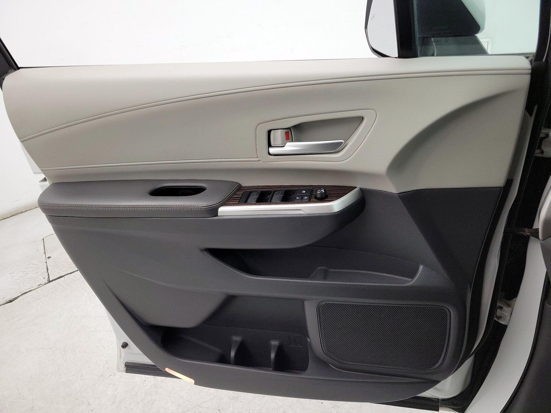 Thumbnail: 2022 Toyota Sienna - 12