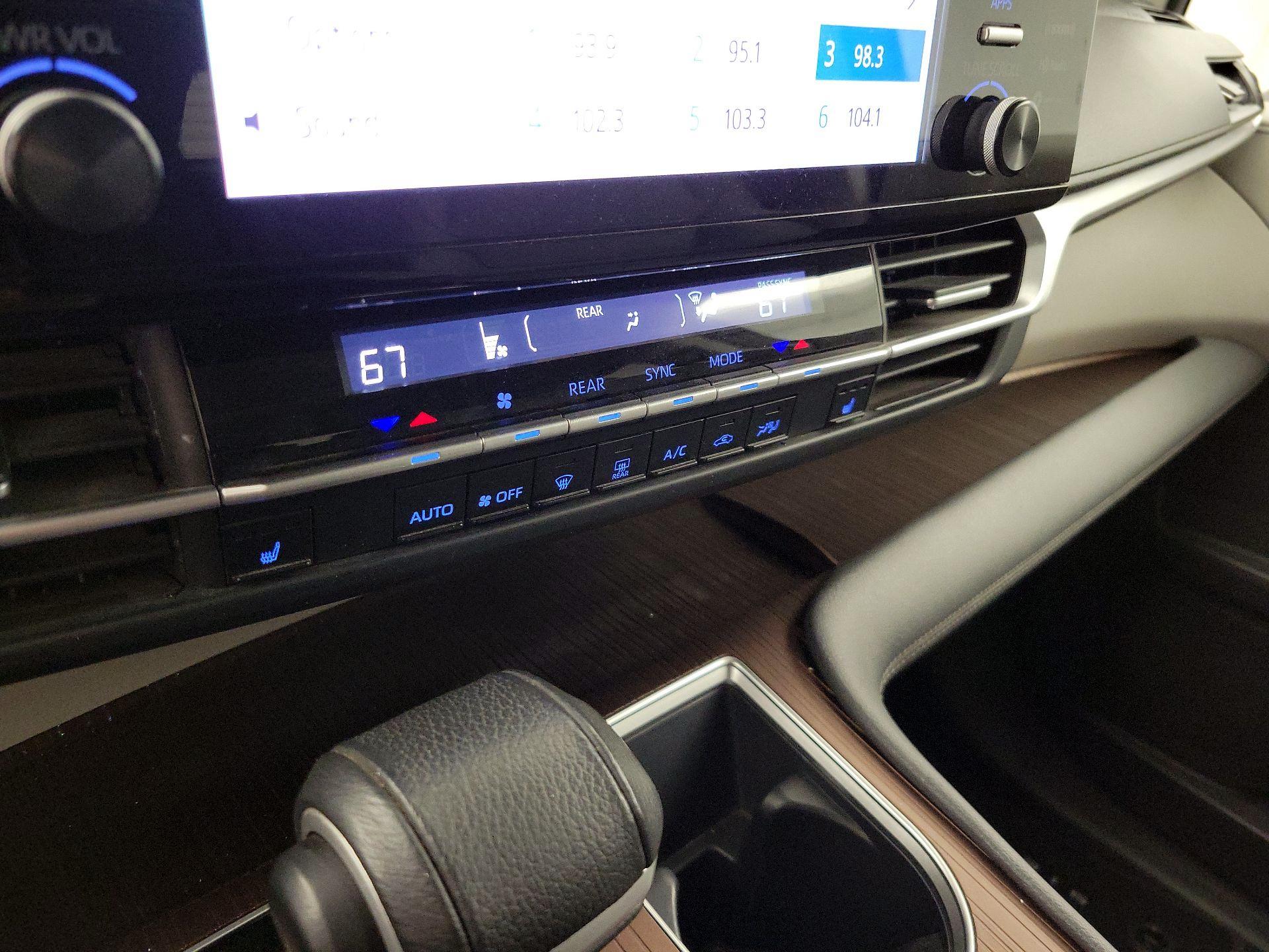 Thumbnail: 2022 Toyota Sienna - 16